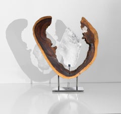 Moderne organische Skulptur „Guardian of Love“ Selenit-Cluster aus Acacia-Holz