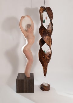 Sculpture organique moderne en bois de teck et quartz suspendue "Portal of Grace"