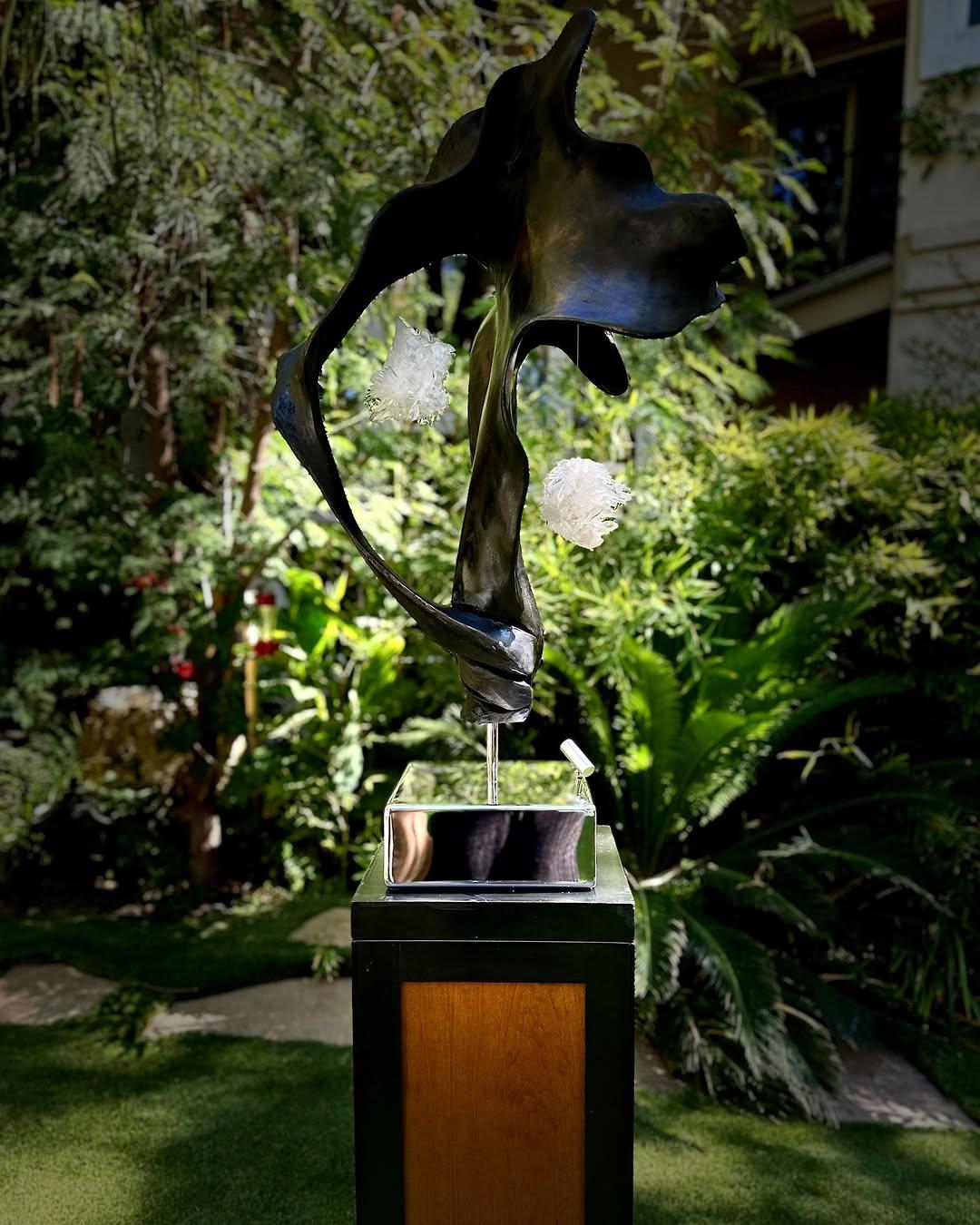 Sacred Balance II est une représentation étonnante de l'harmonie et de l'équilibre. Le bois de teck blanchi teinté, avec ses tons clairs uniques et son grain complexe, crée une forme organique apaisante. En son cœur se trouve le cristal de quartz,