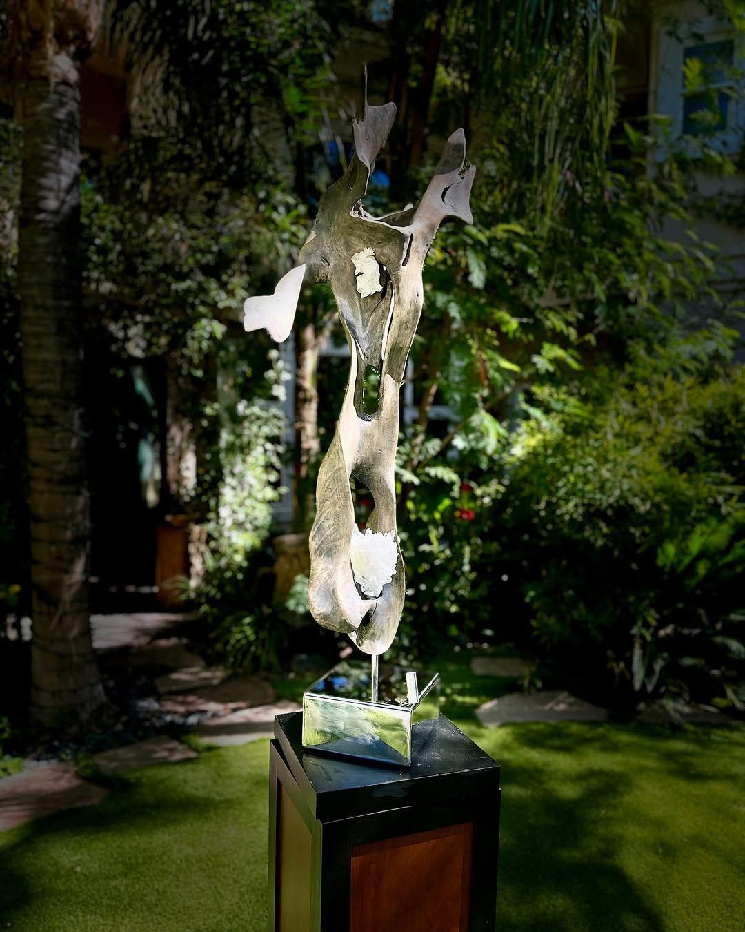 „Sacred Grounding“ gebeiztes Teakholz und Quarzkristall Moderne Organische Moderne Organische  Bildhauerei (Abstrakt), Sculpture, von Dorit Schwartz