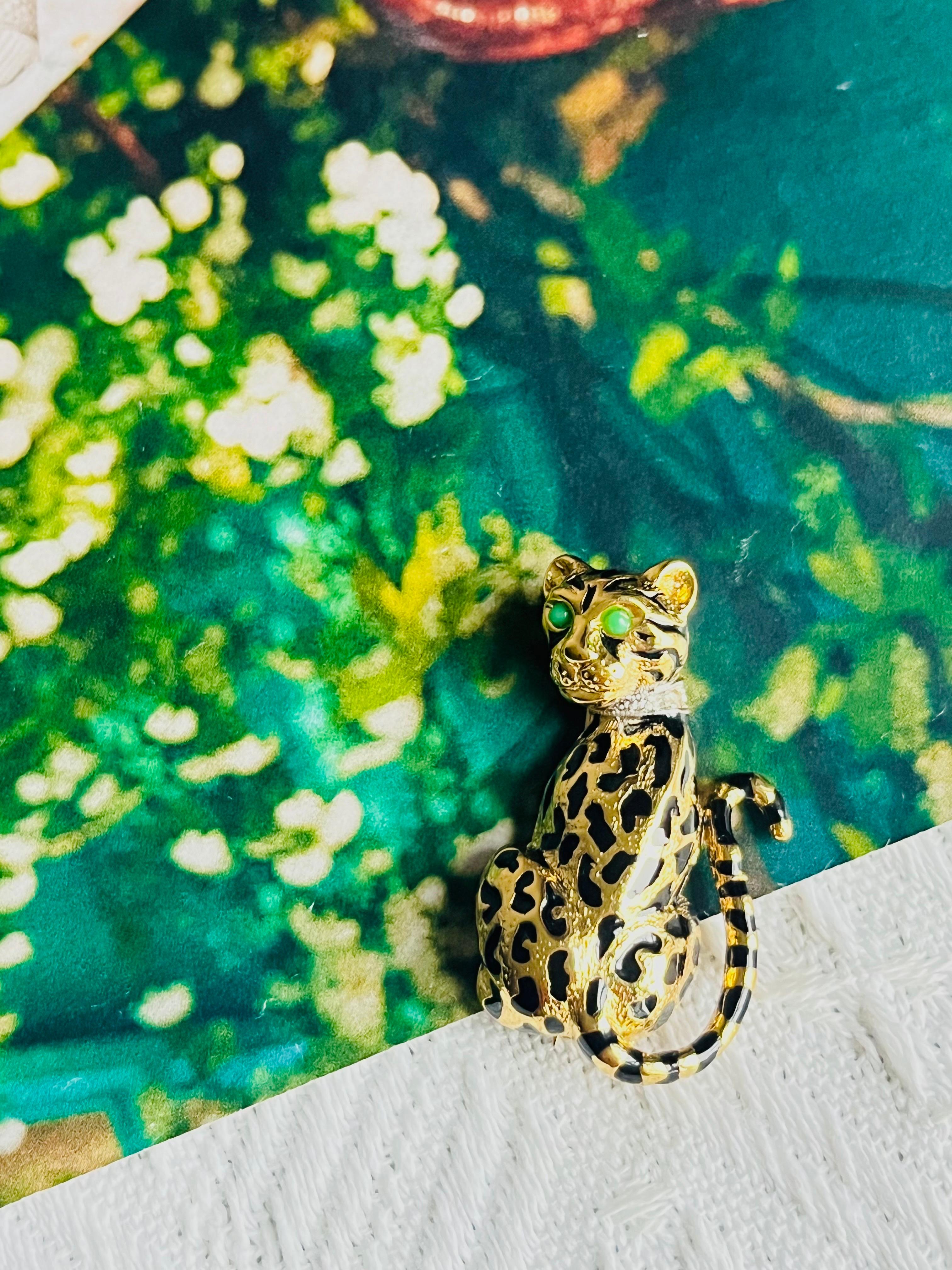 D'Orlan Vintage 1980 Vivid Black Enamel Leopard Green Eyes Crystals Neck Brooch In Excellent Condition For Sale In Wokingham, England