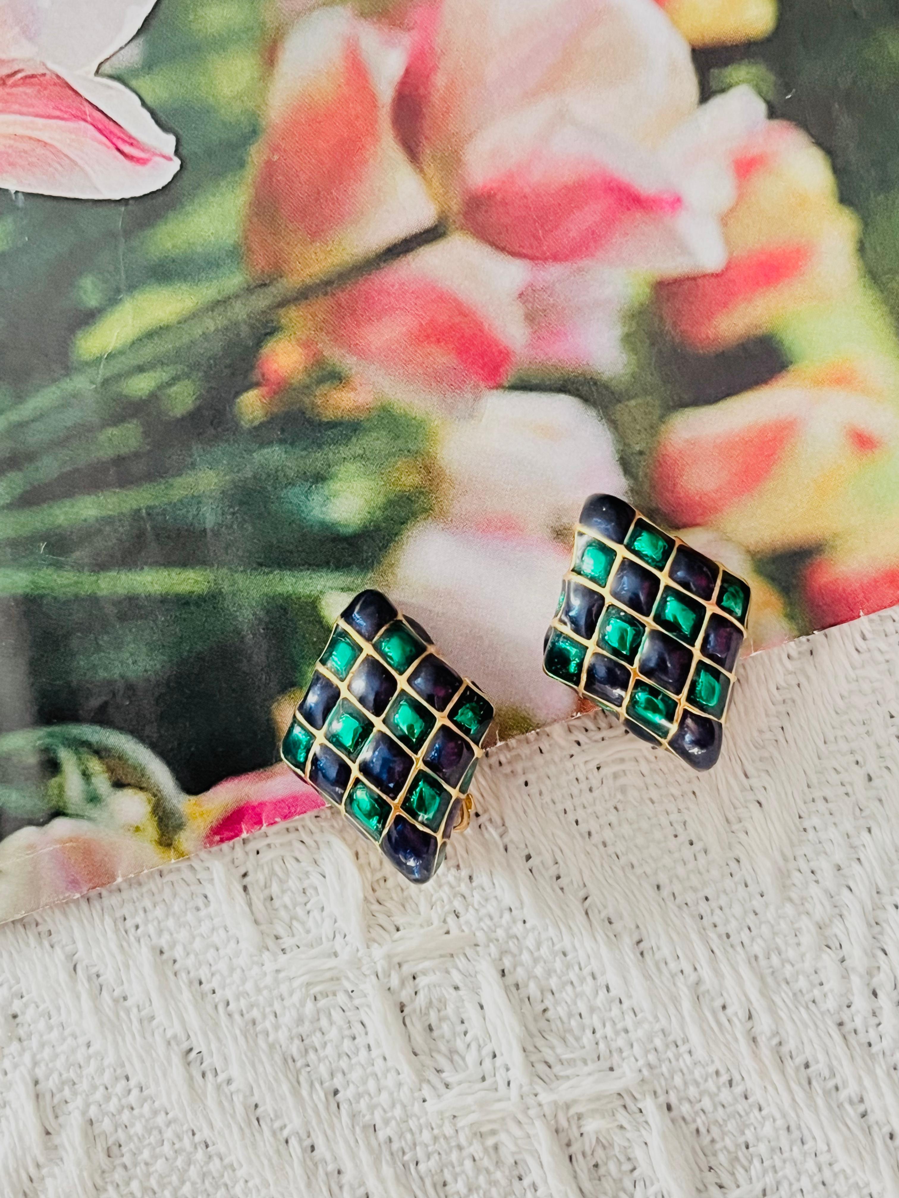 D'Orlan Vintage Años 80 Esmalte verde marino Arlequín Cuadriculado Pendientes de clip con diamantes, bañados en oro

Muy buen estado. Los anversos son excelentes, sin embargo, se han perdido algunos bloques de esmalte laterales. Muy difíciles de ver