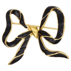 D'Orlan Vintage 1980s Textured Large Black Enamel Knot Ribbon Gold Brooch (Broche avec nœud en émail noir)