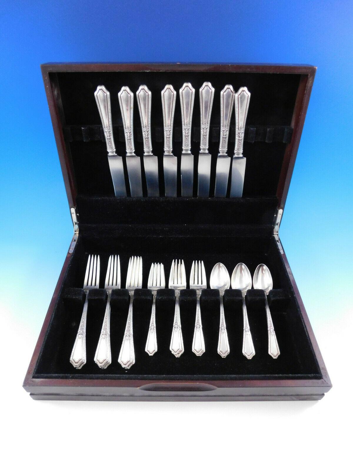 Ensemble de couverts en argent sterling D'Orleans by Towle, 32 pièces. Cet ensemble comprend

8 couteaux, 9 3/8