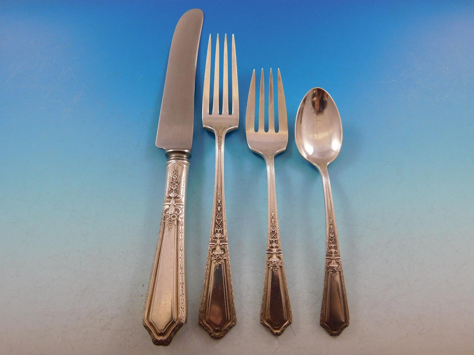 Juego de cubiertos de plata de ley D'Orleans by Towle - 55 piezas. Este set incluye

8 cuchillos, 9 3/8
8 tenedores, 7 1/4
8 tenedores de ensalada, 6
8 cucharaditas, 6
8 untadores de mantequilla de mango plano, 6
8 tenedores de cóctel, 6
1 cazo para