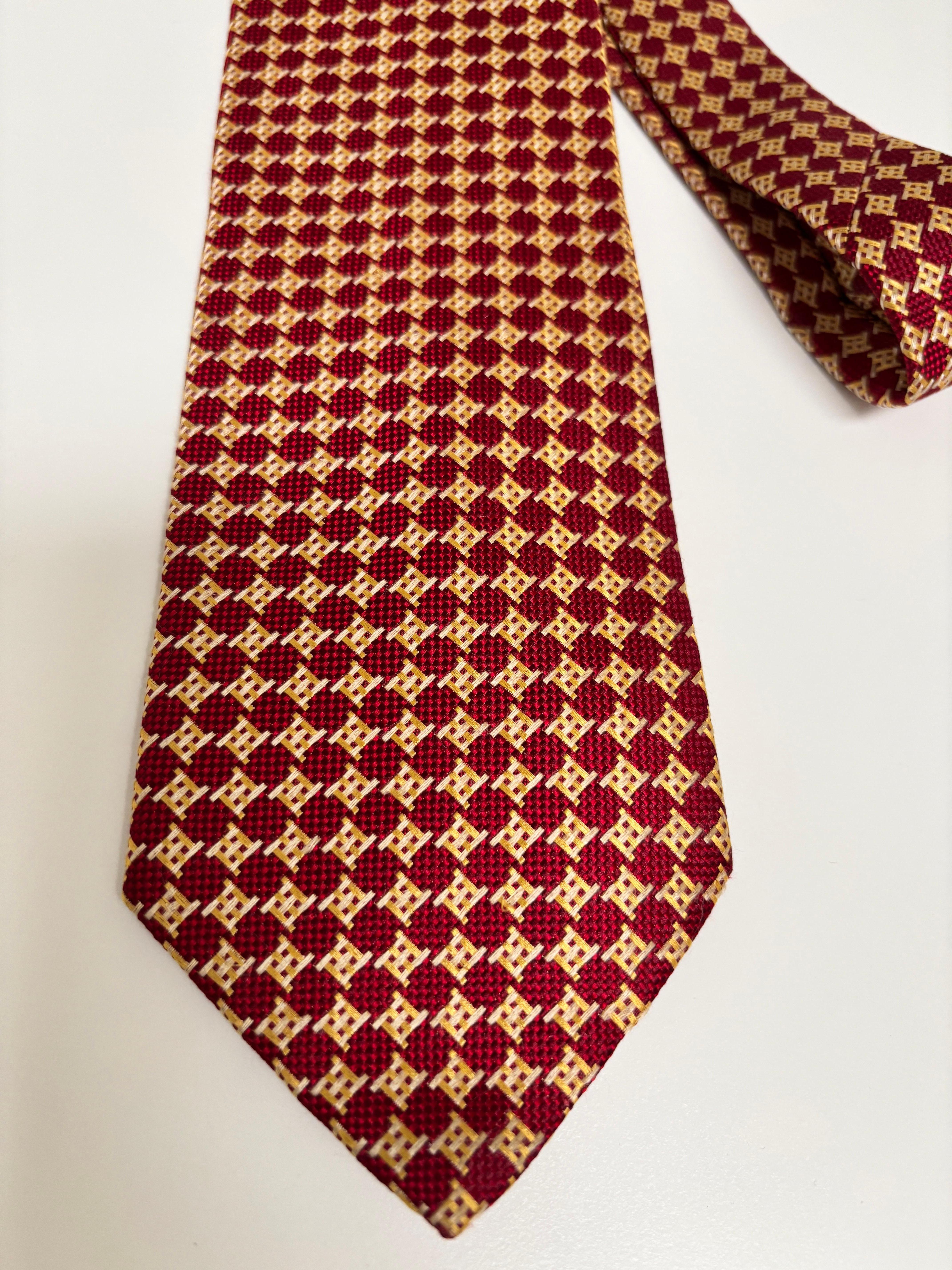 Dormeuil rote Seidenkrawatte Herren Krawatte Kleid.
Dormeuil Krawatte rot und gold gemustert Luxus-Seide, handgefertigt in Frankreich.
Luxuriöse Seidenkrawatte, entworfen von Dormeuil. 
100% Seide Nur chemisch reinigen.
LÄNGE : 58 Zoll
BREITE : 3,5