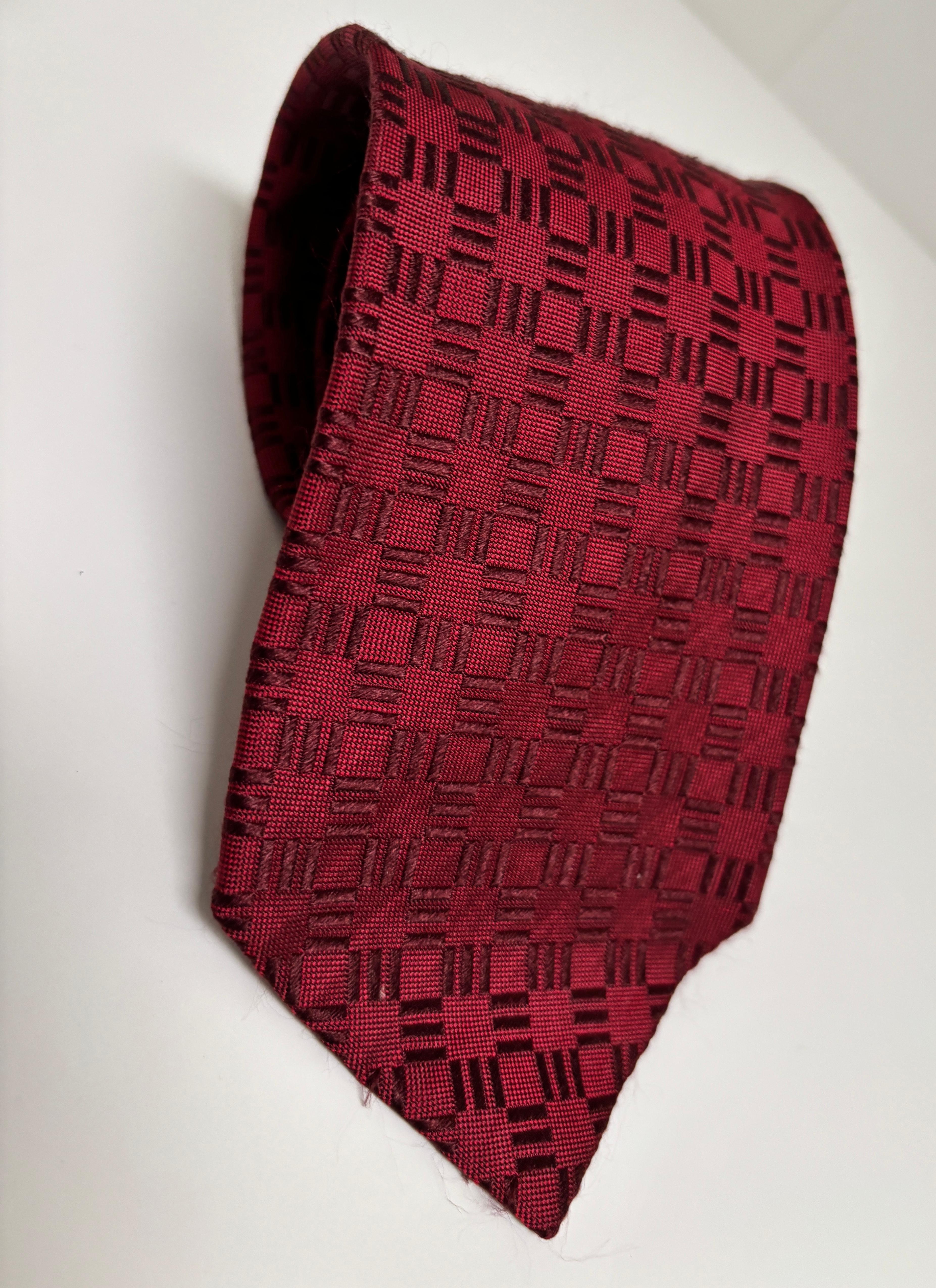 Dormeuil Corbata de cuello de seda roja para hombre Fabricada en Francia en Bueno estado para la venta en Moreno Valley, CA