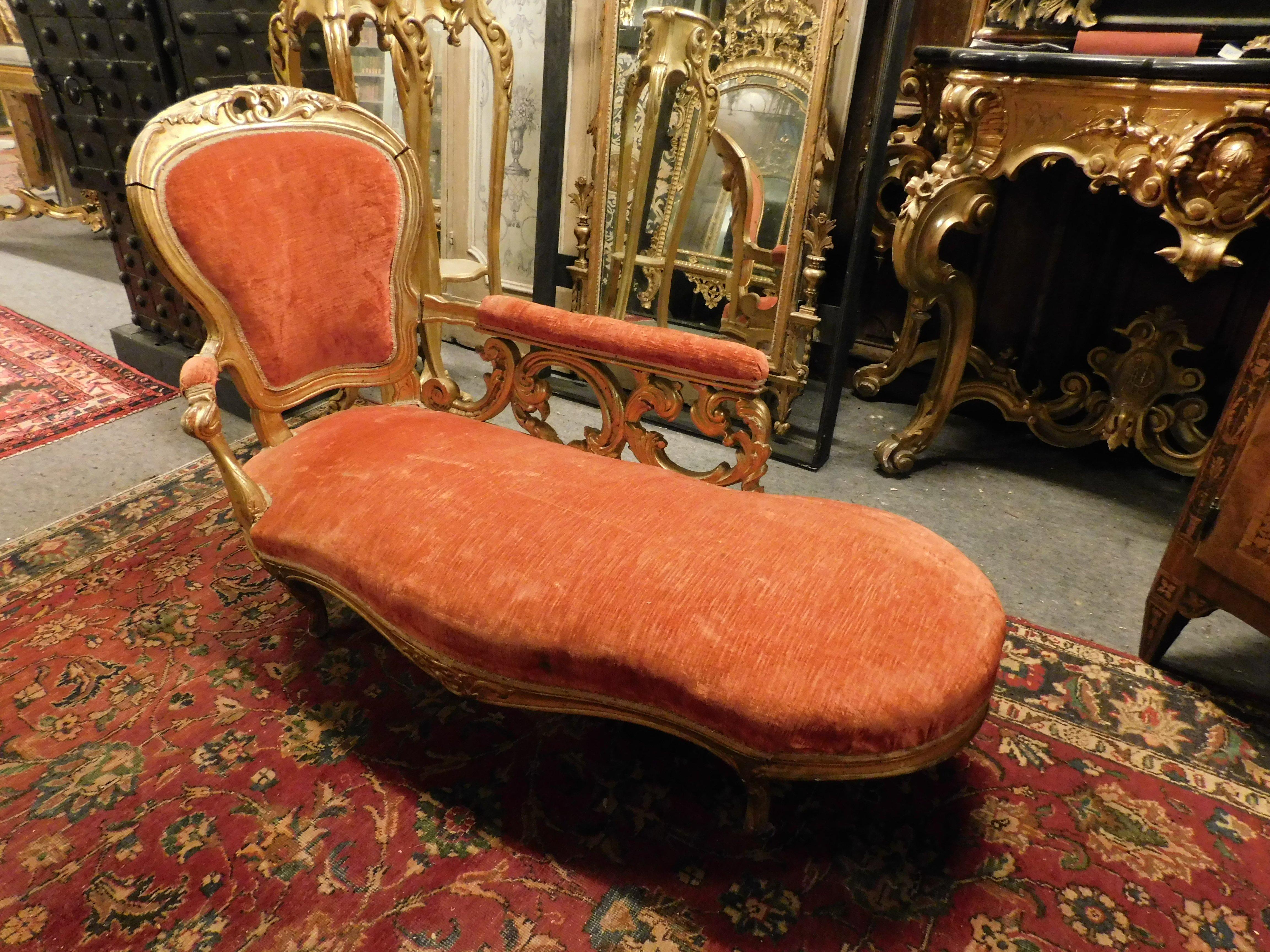 Ancient Dormeuse, relaxing sofa, chaise longue in carved and gilded wood, red velvet fabric, built for the living room of nobles in France in the 19th century, maximum dimensions cm W 170 x H 95 x D 65, from the ground to the seat h 30 cm .