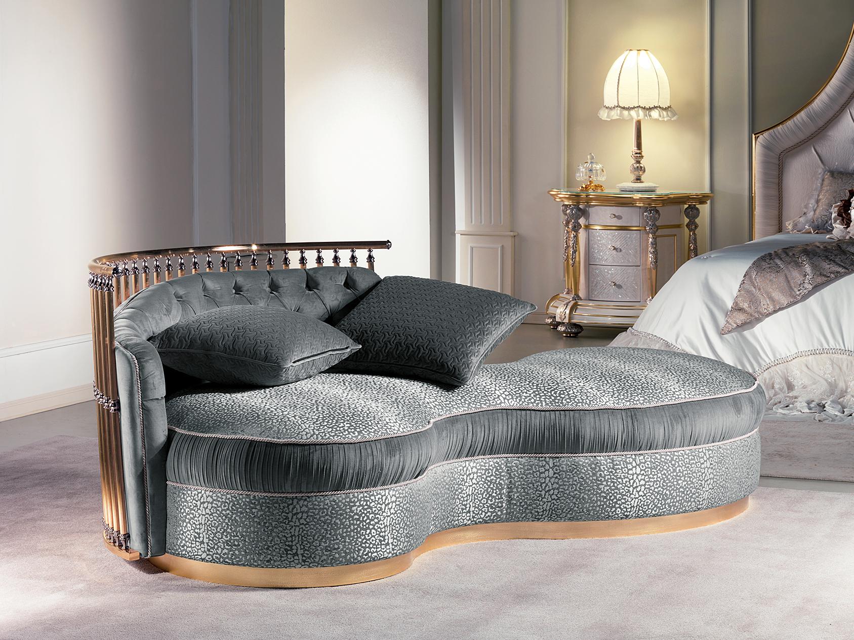 The AQ106 dormeuse perfectly represents the combination of comfort and design that characterizes Cappelletti's production.

High Quality Materials: The base of this dormeuse is made of fine wood, lending solidity and stability to the piece. Gold