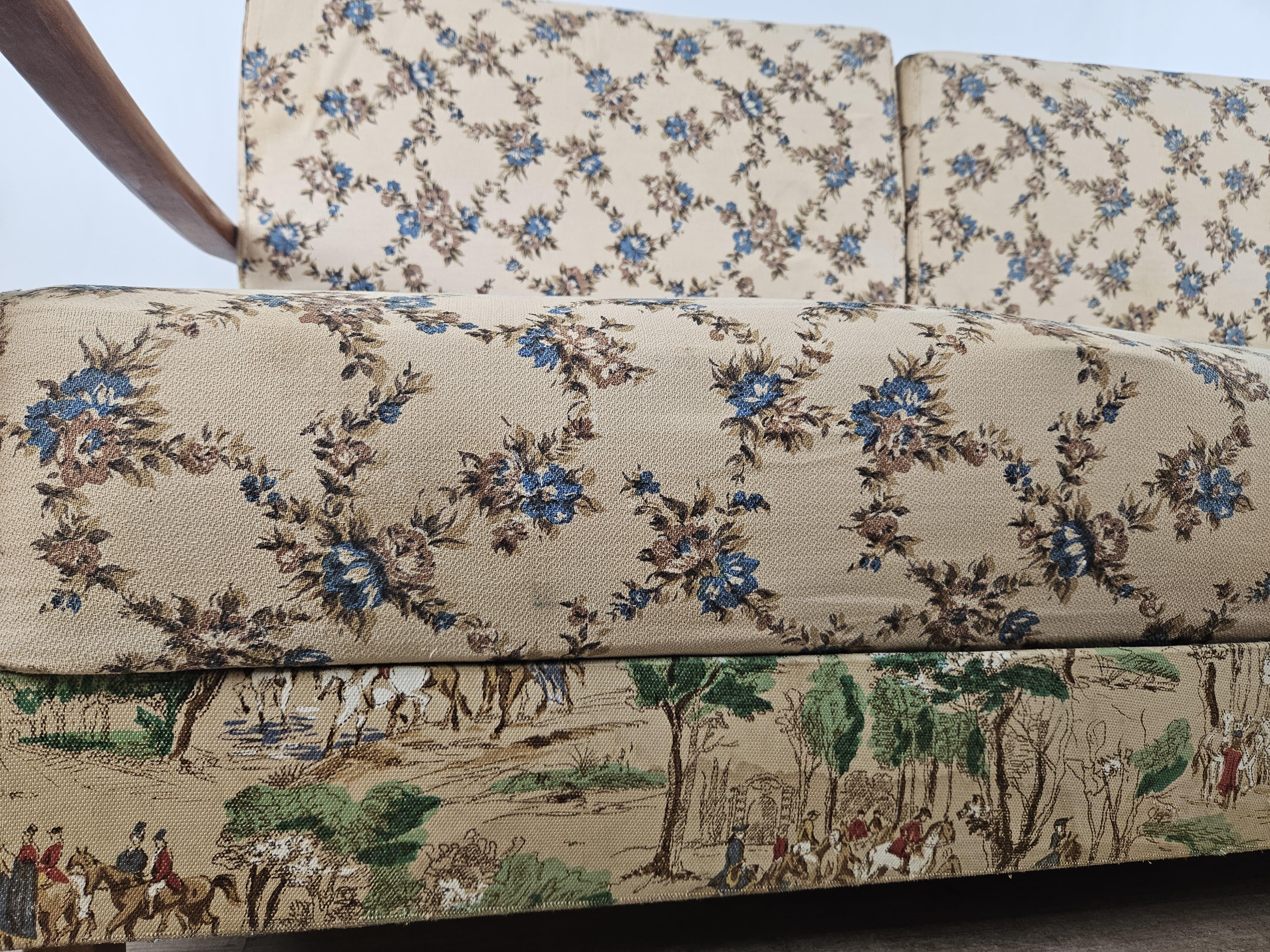 1950s beechwood dormeuse with fabric upholstery For Sale 3