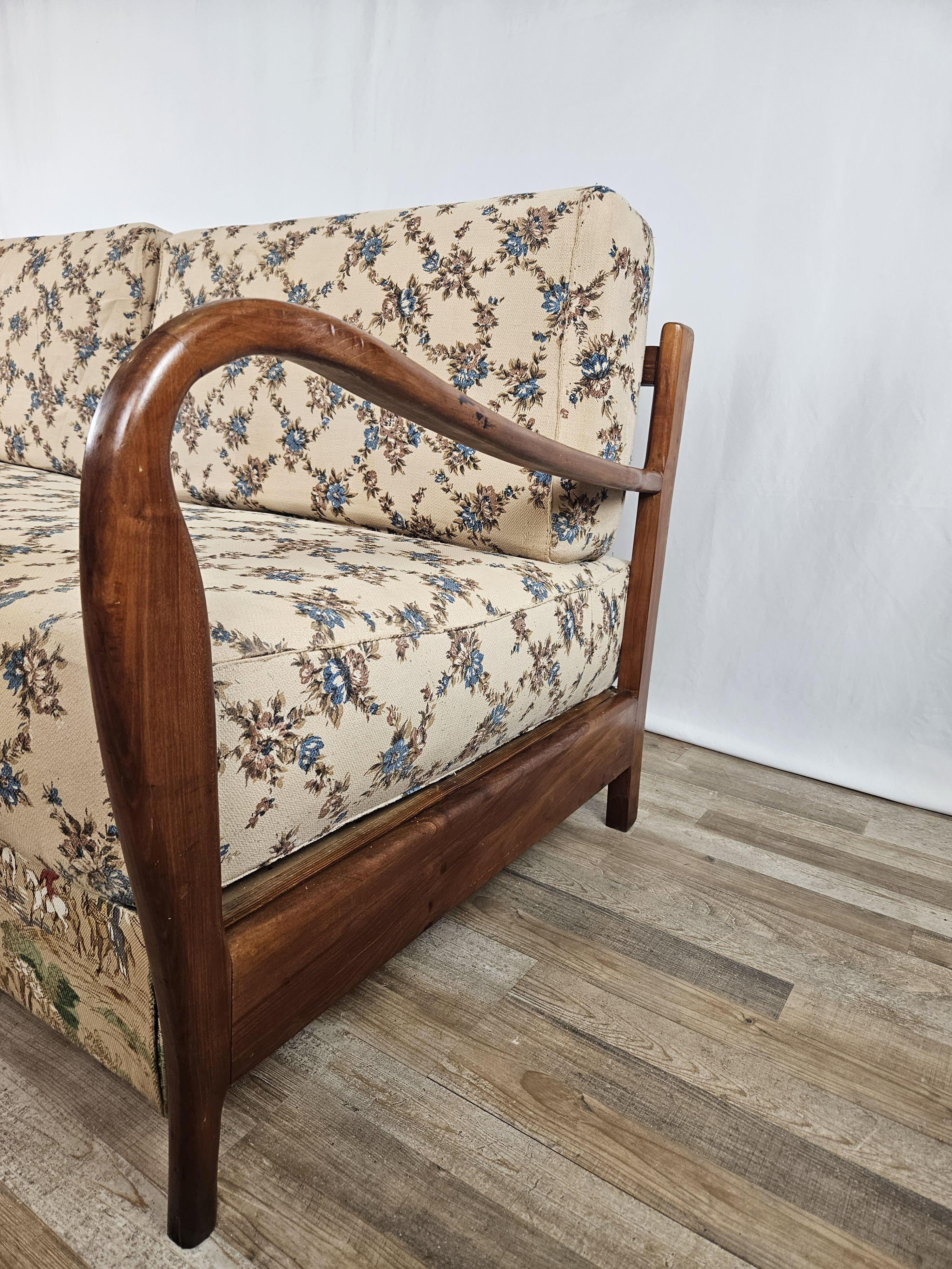 Dormeuse with beechwood frame and upholstery covered in original fabric from the early 1950s.

Multifunctional piece of furniture, with restrained lines and ideal proportions to be combined with any kind of environment.

The frame widens laterally