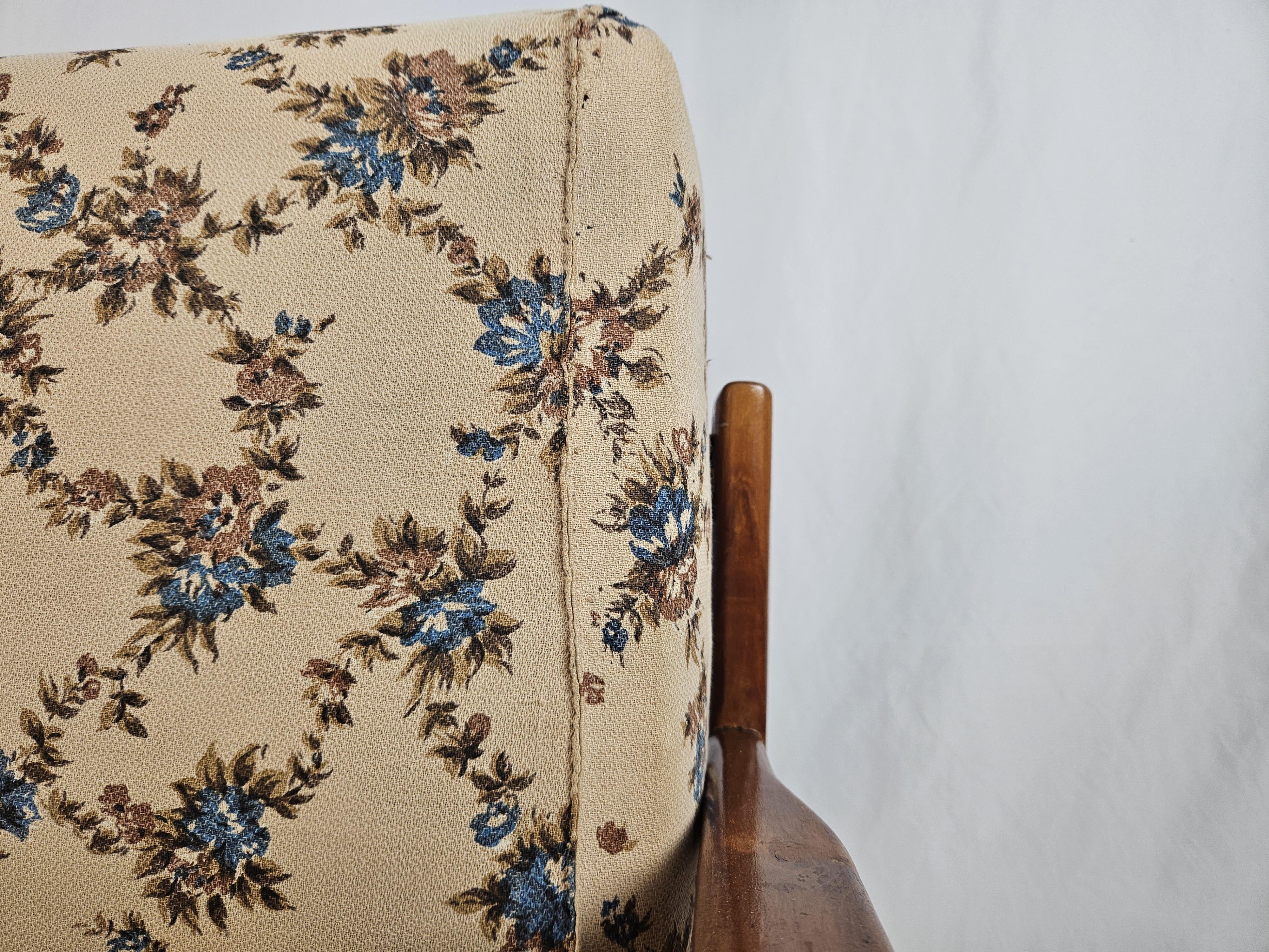 Tissu Dormeuse en bois de hêtre des années 1950 avec revêtement en tissu en vente