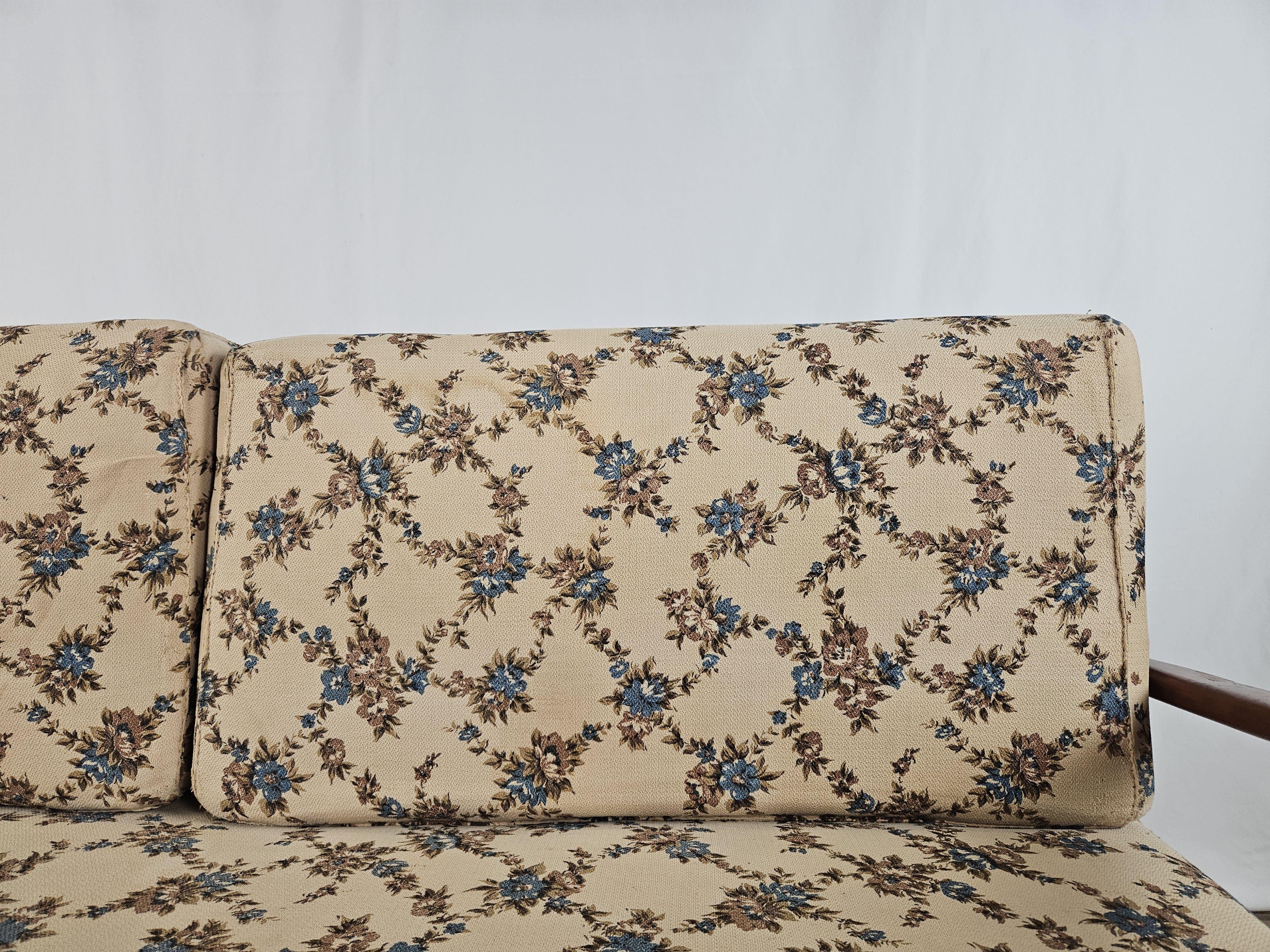 1950s beechwood dormeuse with fabric upholstery For Sale 1
