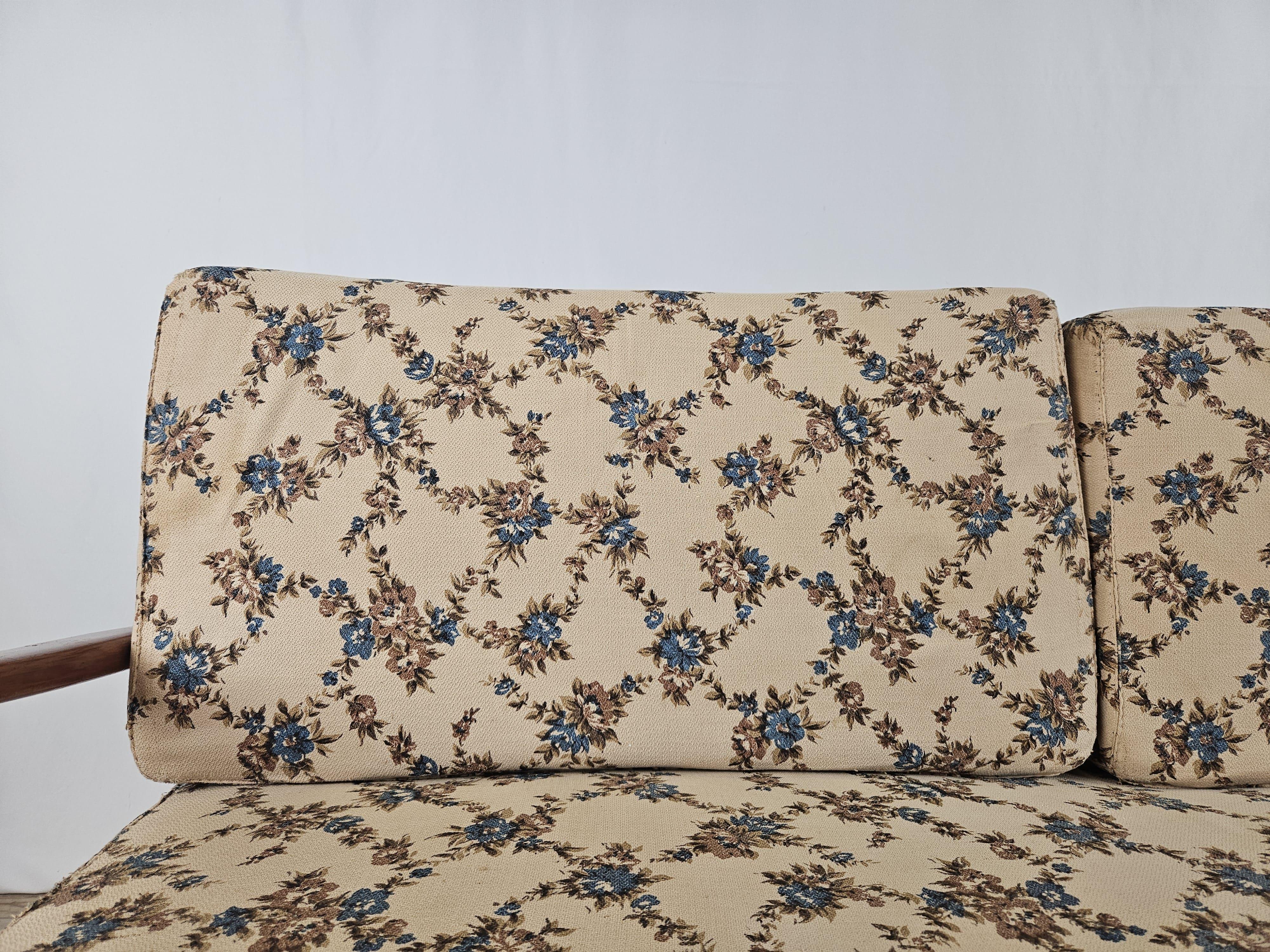 1950s beechwood dormeuse with fabric upholstery For Sale 2