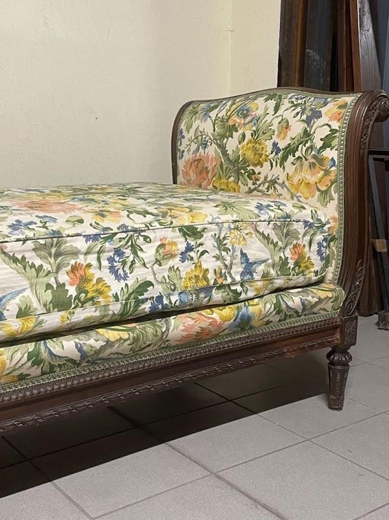 Dormeuse in legno di noce intagliato di fine '800 For Sale 8