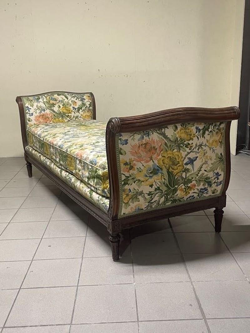 Renaissance Revival Dormeuse in legno di noce intagliato di fine '800 For Sale