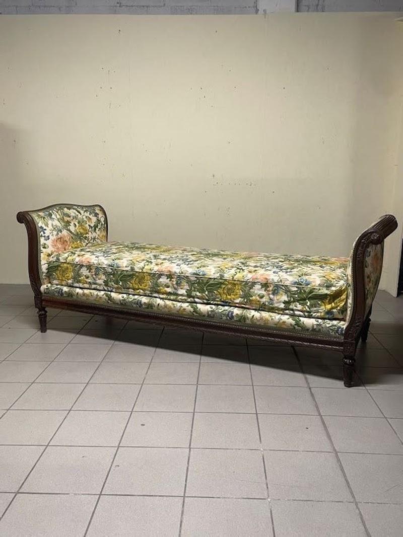 19th Century Dormeuse in legno di noce intagliato di fine '800 For Sale