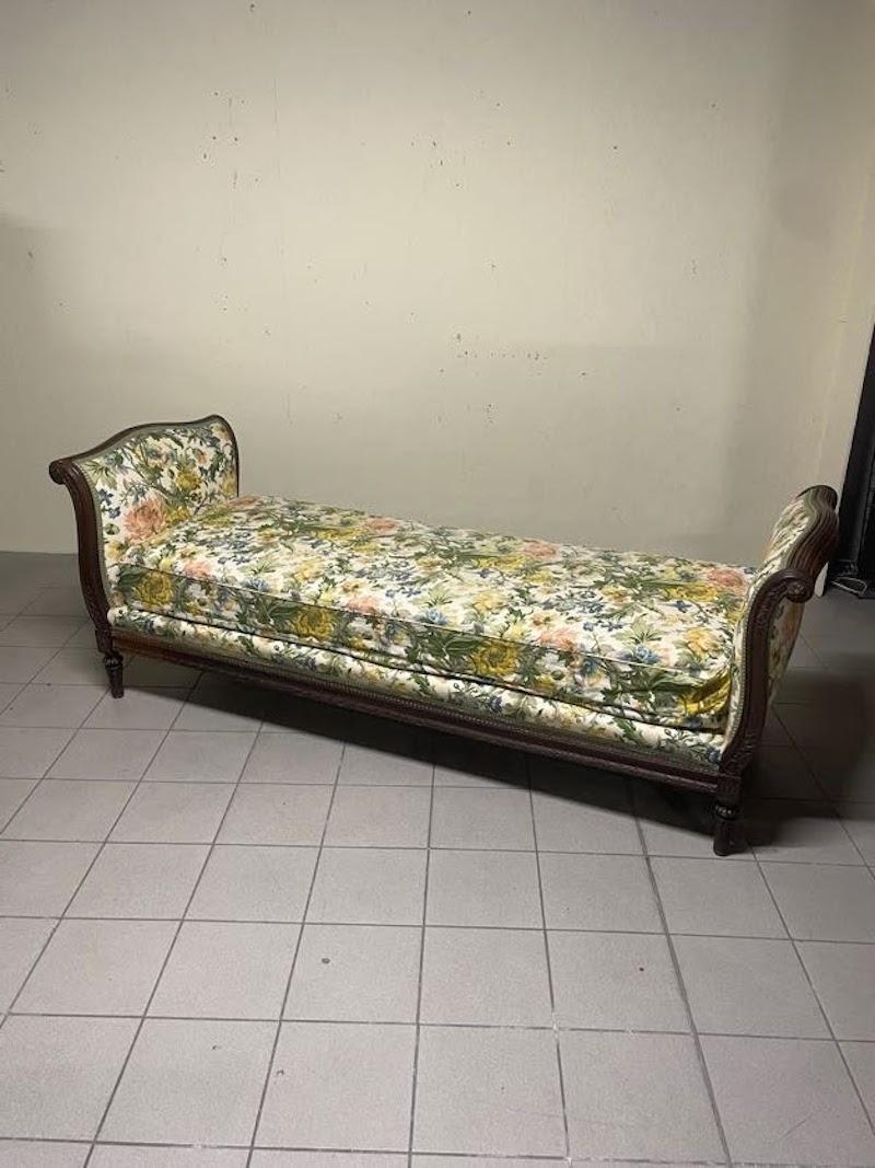 Fabric Dormeuse in legno di noce intagliato di fine '800 For Sale