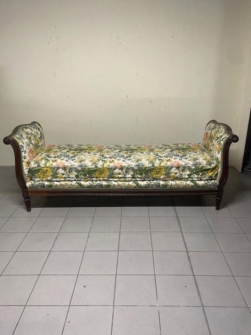 Dormeuse in legno di noce intagliato di fine '800 For Sale 1