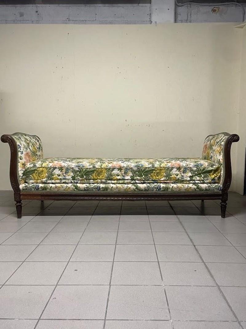 Dormeuse in legno di noce intagliato di fine '800 For Sale 2