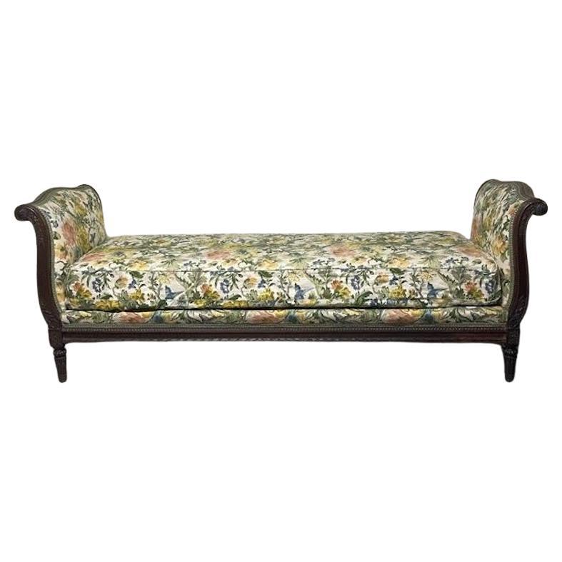 Dormeuse in legno di noce intagliato di fine 
800 For Sale