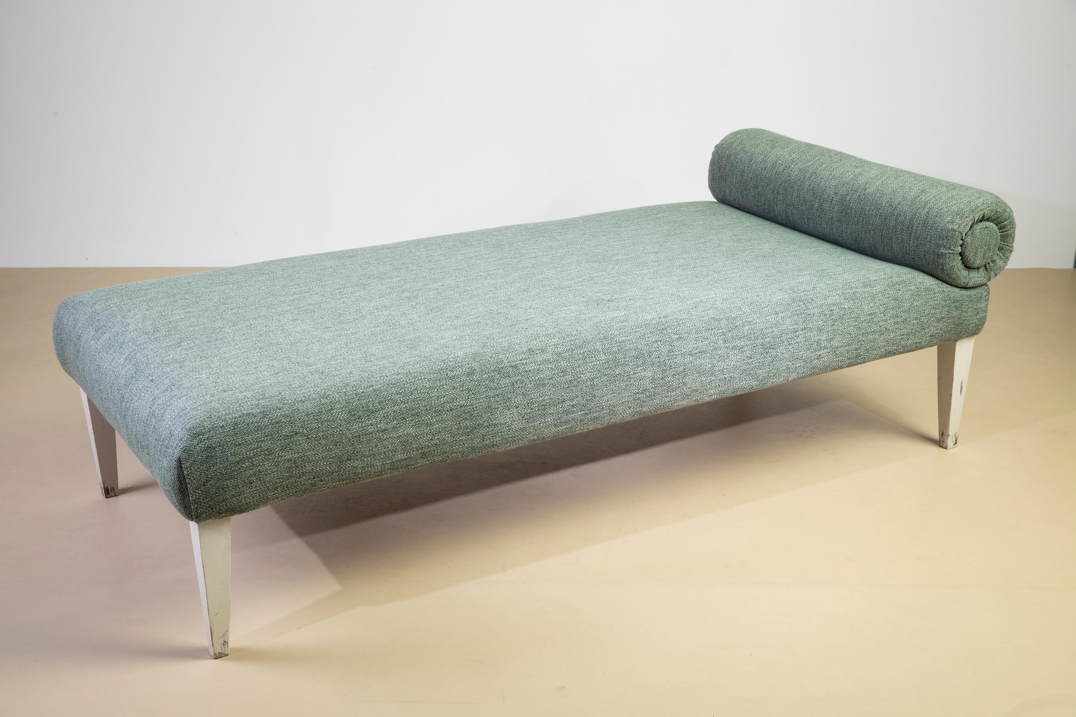 Bellissima dormeuse di scuola italiana degli anni 40. L'oggetto è stato restaurato e ritappezzato con una magnifica stoffa nei toni del verde. Il cuscino è fisso ed estraibile come visibile in foto.