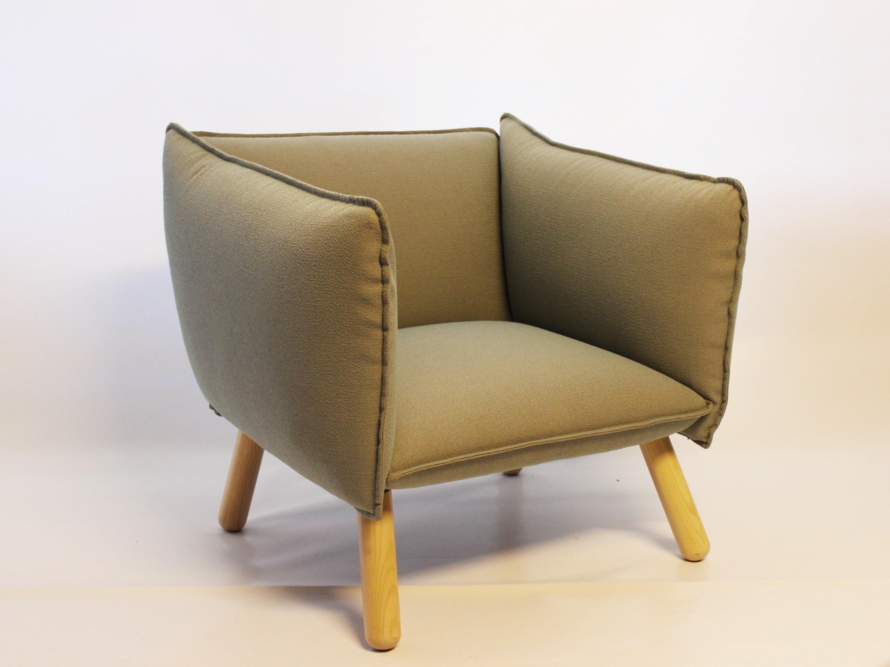 Dormi lounge chair upholstered with grey fabric and with legs of oak manufactured by the Swedish Ire Furniture. The chair is in great vintage condition.