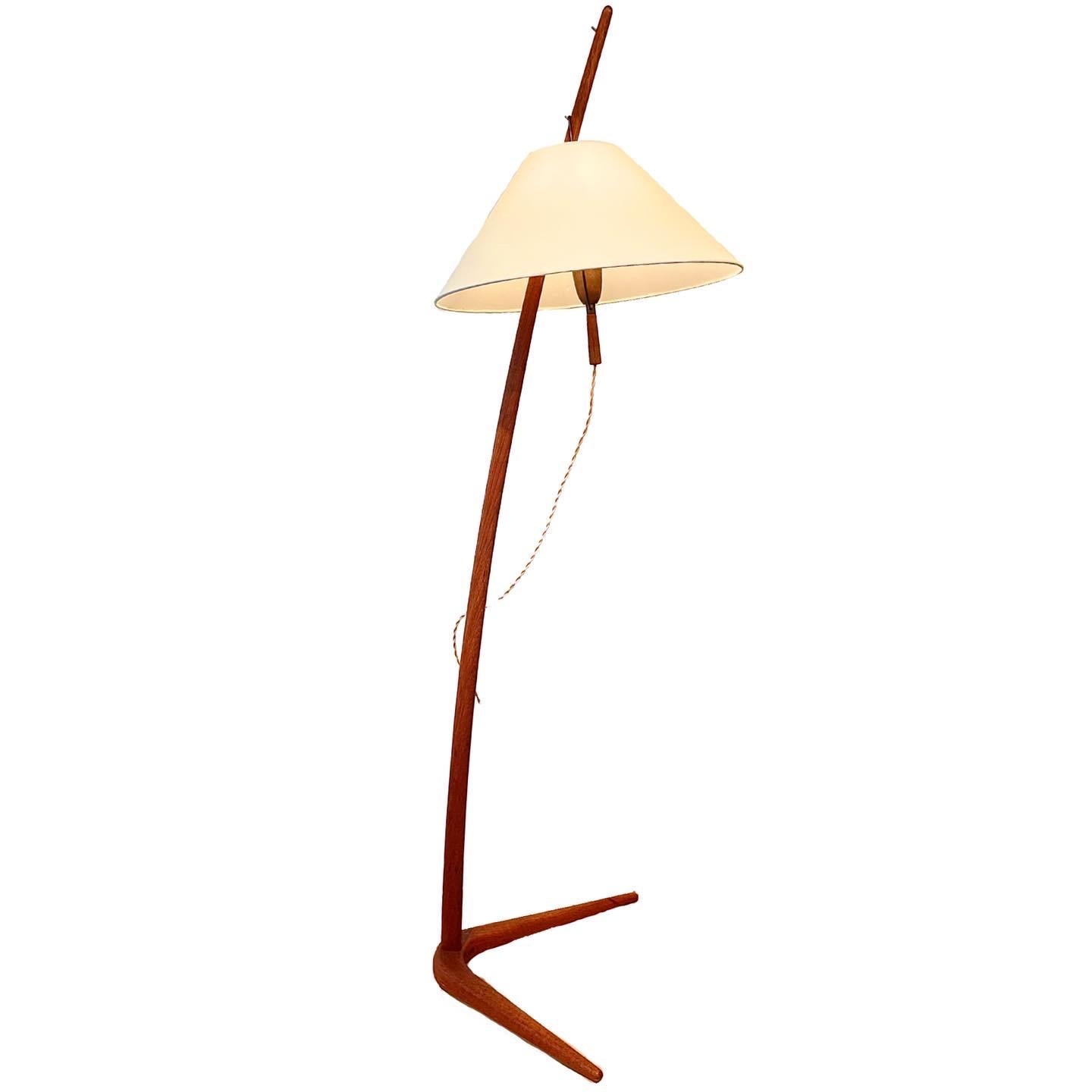 Its large sword-shaped, slender and curved teak pole as well as its original base, also reminiscent of an organic shape, give all its elegance and originality to this vintage floor lamp. 
Another original element: the hanging of the lampshade which