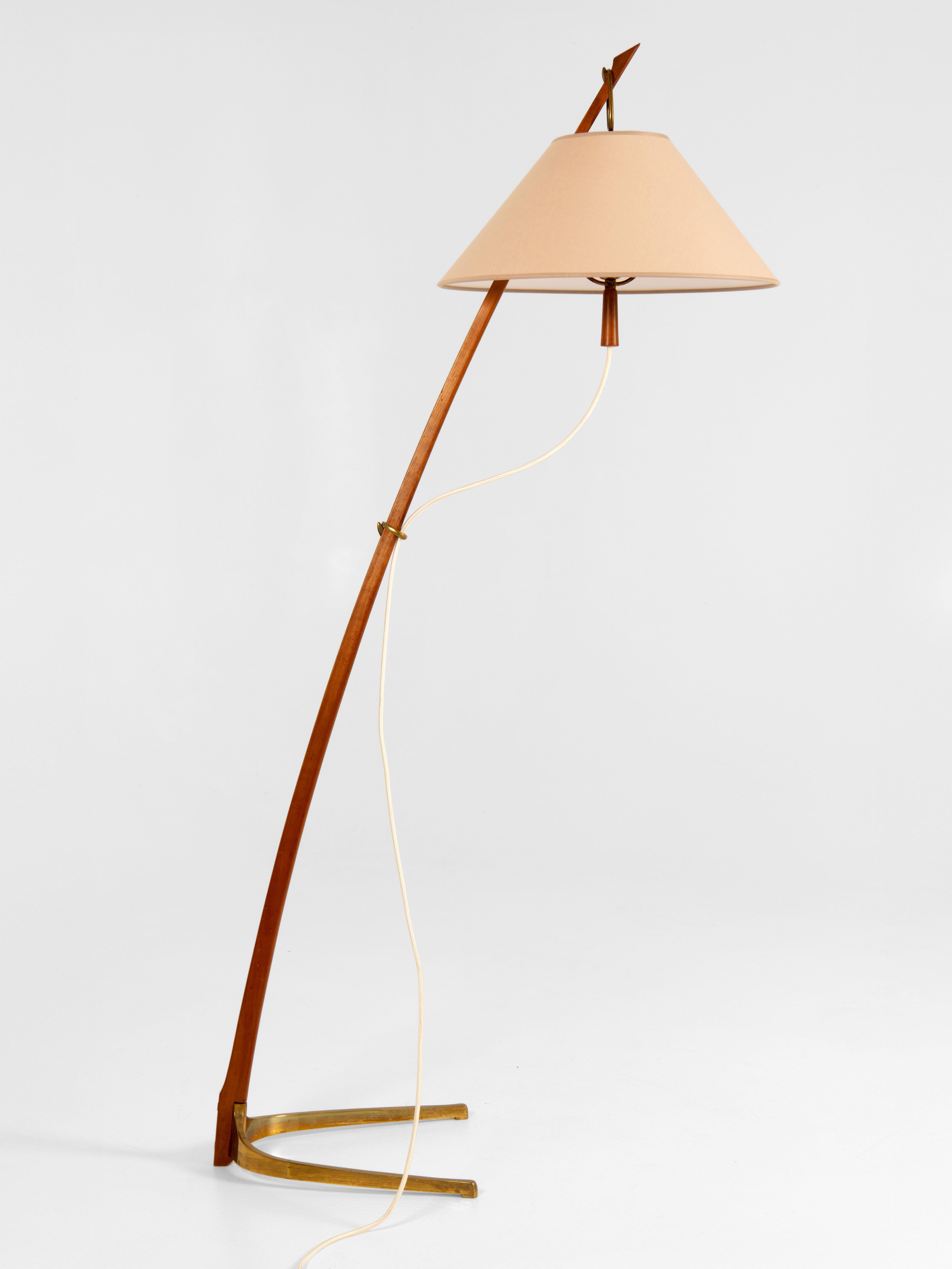 J.T. Kalmar, who had been taught in the Arts & Crafts movement by architect Josef Hoffmann, was a strong advocate for the integration of form and function in his design. This style didn’t have exaggerated ornaments but was heading towards a more
