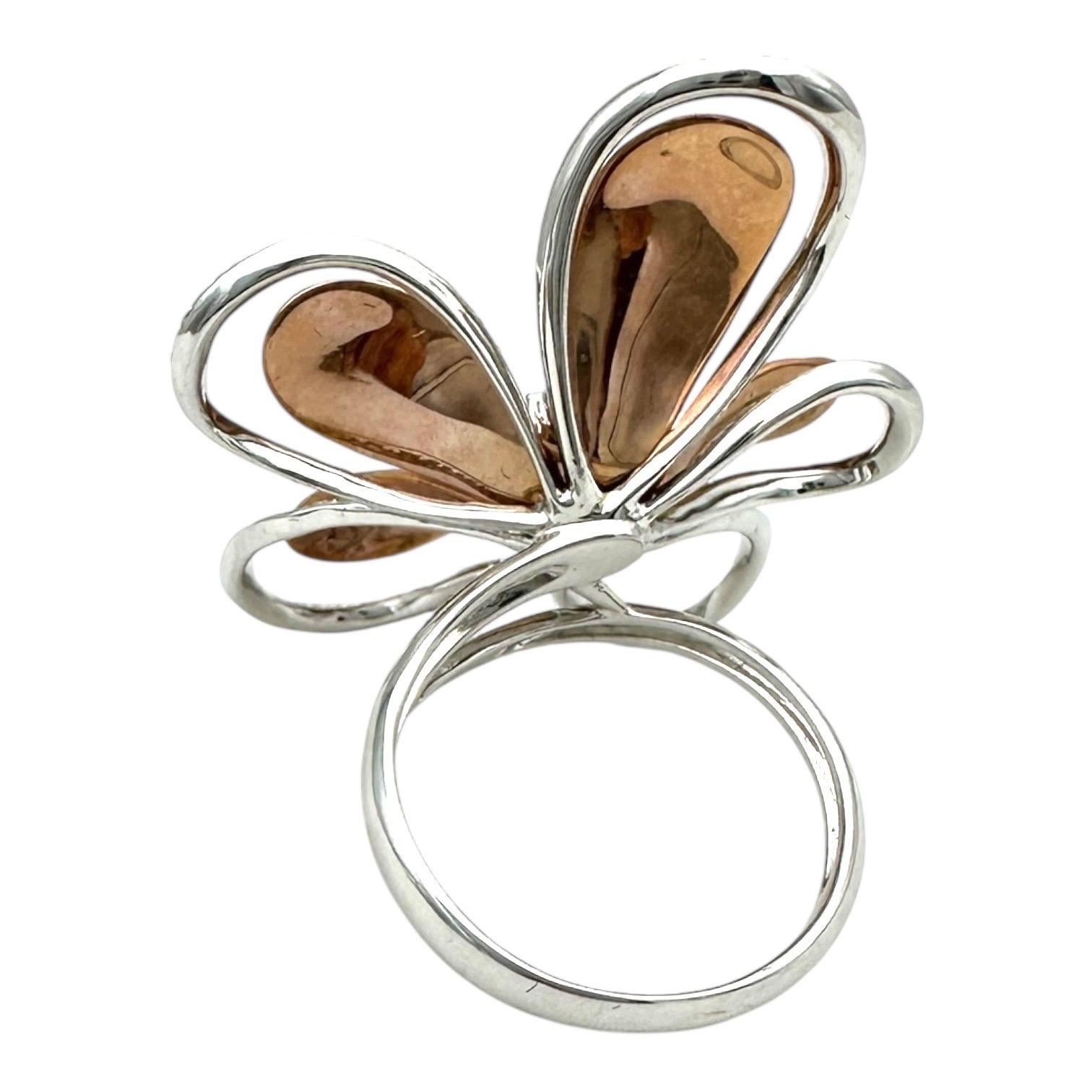 La bague D'Oro by EFFY en or blanc et rose 18k Diamond Flower est une pièce de joaillerie fine étonnante qui présente un magnifique motif de fleur serti dans de l'or blanc. La bague contient un diamant blanc rond comme pierre principale, avec un