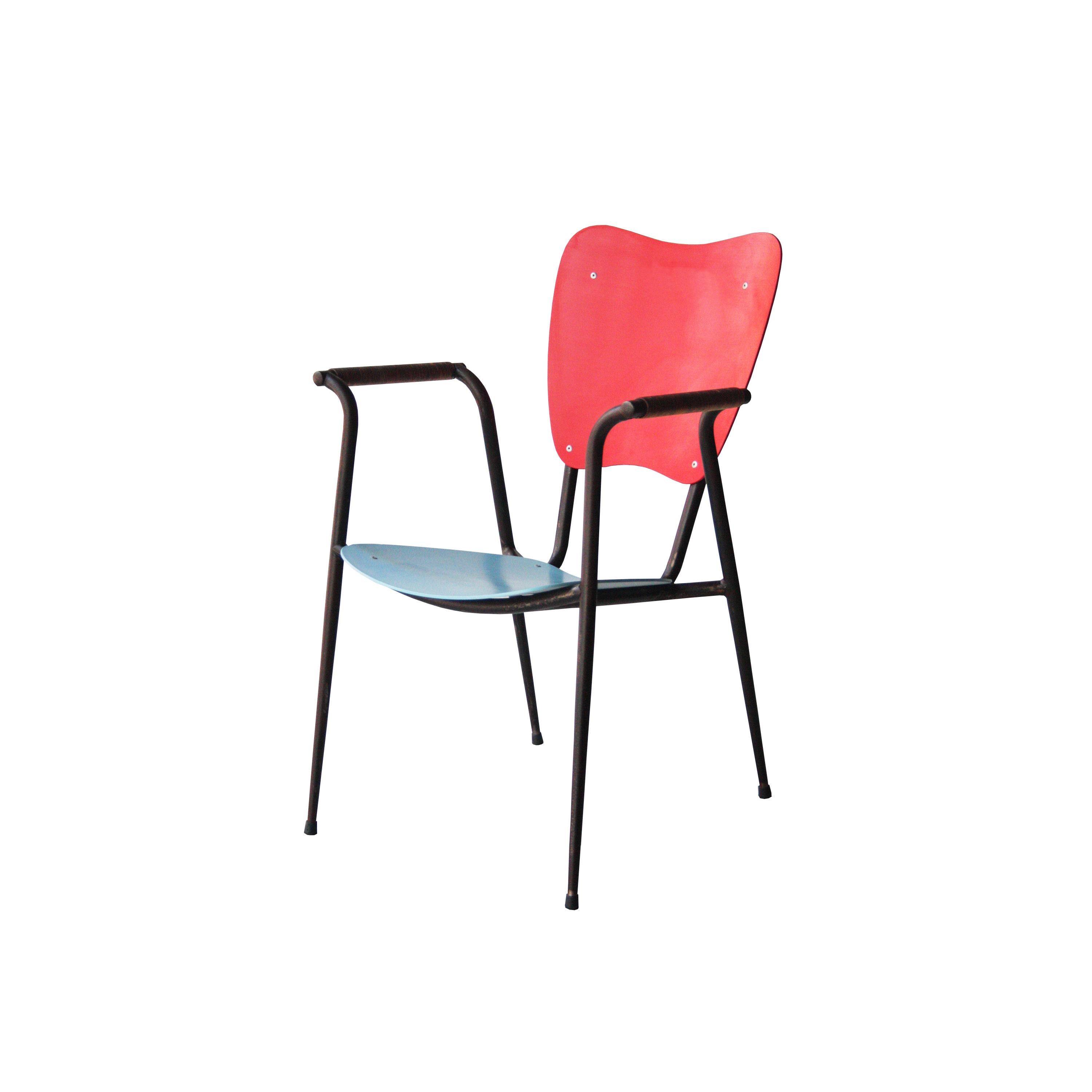 Set of four chairs designed by Doro Cundo with black lacquered metal structure, arms with natural fiber and seat and back in lacquered wood in blue and red.