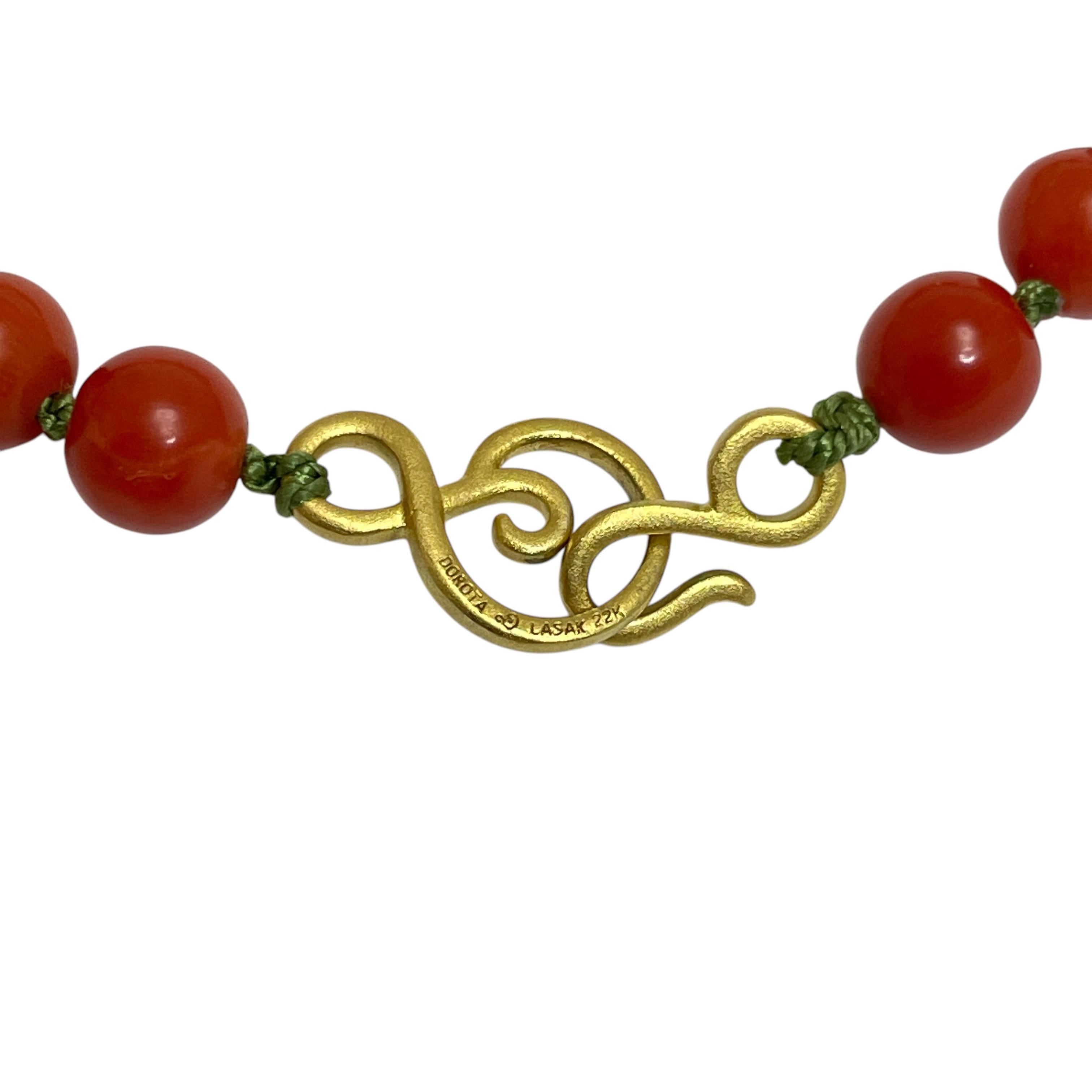 Collana con perline di corallo in oro 22k

DETTAGLI

- Chiusura in oro 22k

- perline di corallo

- annodato a mano

- Dorota LASAK 22k



