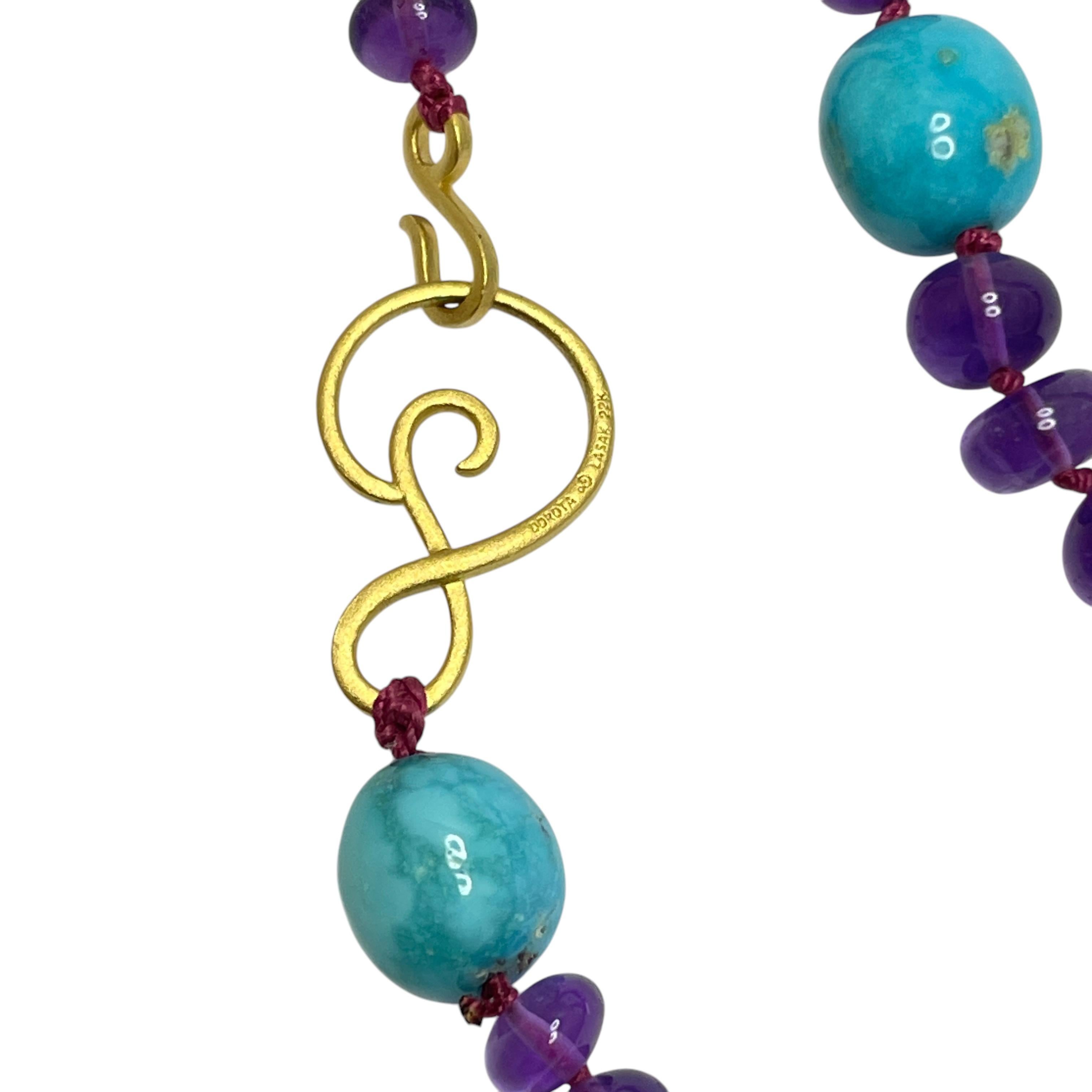 Collana di perline in oro 22k con turchese e ametista

DETTAGLI

- Chiusura in oro 22k

- perle di turchese e ametista

- annodato a mano

- Dorota LASAK 22k



