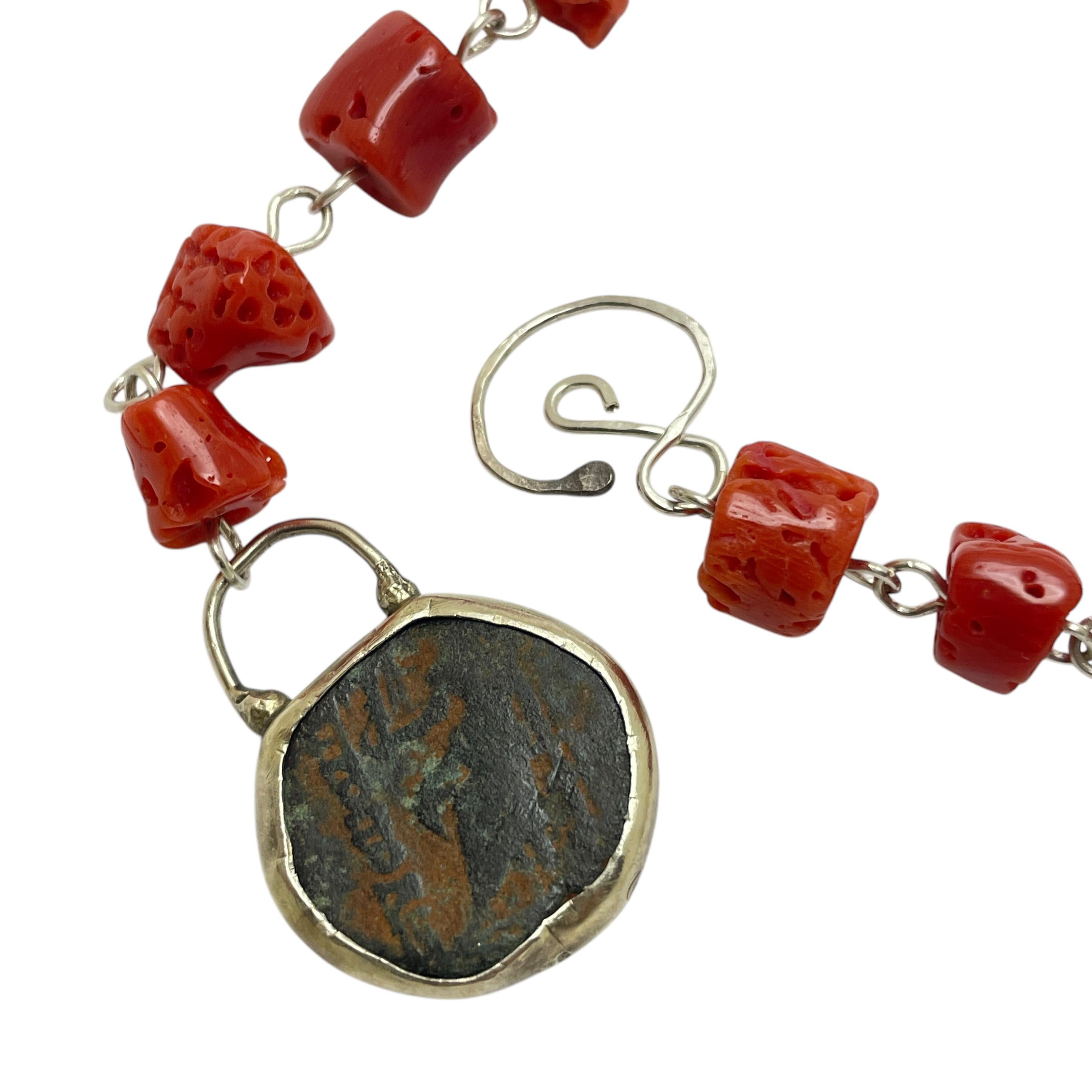 Sterling Silber Münze Charme Koralle Halskette

DETAILS

- • natürliche italienische Koralle

- • Sterlingsilber

- • altgriechische Münze

- • gestempelt DOROTA LASAK 925

- • 20