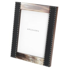 Dorotea Bilderrahmen aus Horn, Ebenholzfurnier und Kieselsteinleder von Arcahorn