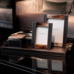 Dorotea Bilderrahmen aus Horn, Ebenholzfurnier und Kieselsteinleder von Arcahorn