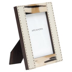 Dorotea Bilderrahmen aus Horn, Ebenholzfurnier und Kieselsteinleder von Arcahorn