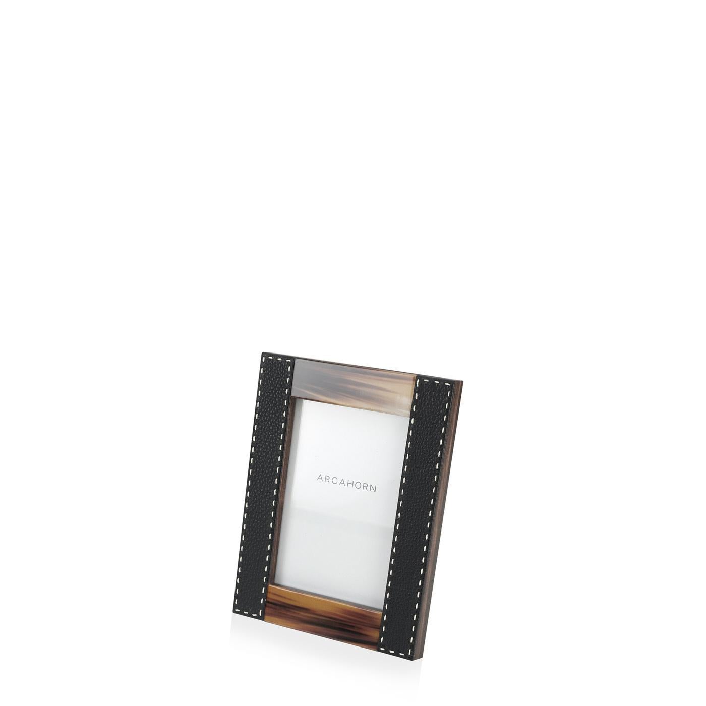 Artisan crafted using traditional techniques, our Dorotea picture frame sports unique features. Covered in Aida pebbled leather, proposed in a neutral Onyx colour, the design is further enhanced by hand-made stitching in a contrasting cream colour.
