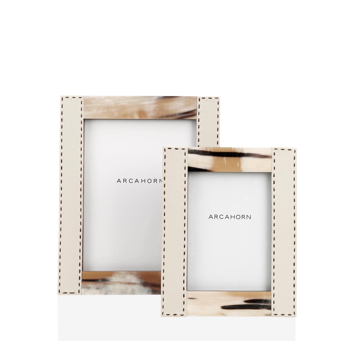 Whether it's for your own home decor or for a meaningful gift, our Dorotea picture frame is perfect for displaying the most beautiful photographic memories. Characterized by simple lines and fine materials, this frame is covered in Aida pebbled