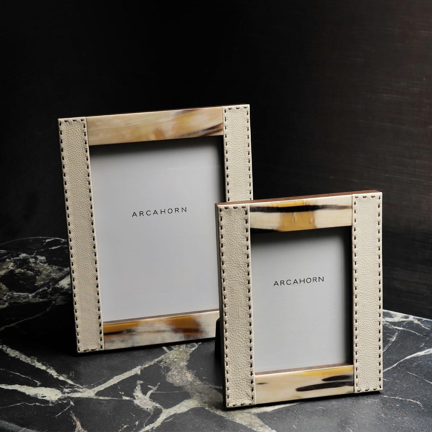 Contemporary Dorotea Picture Frame in Pebbled Leather & Corno Italiano, Mod. 4462 For Sale
