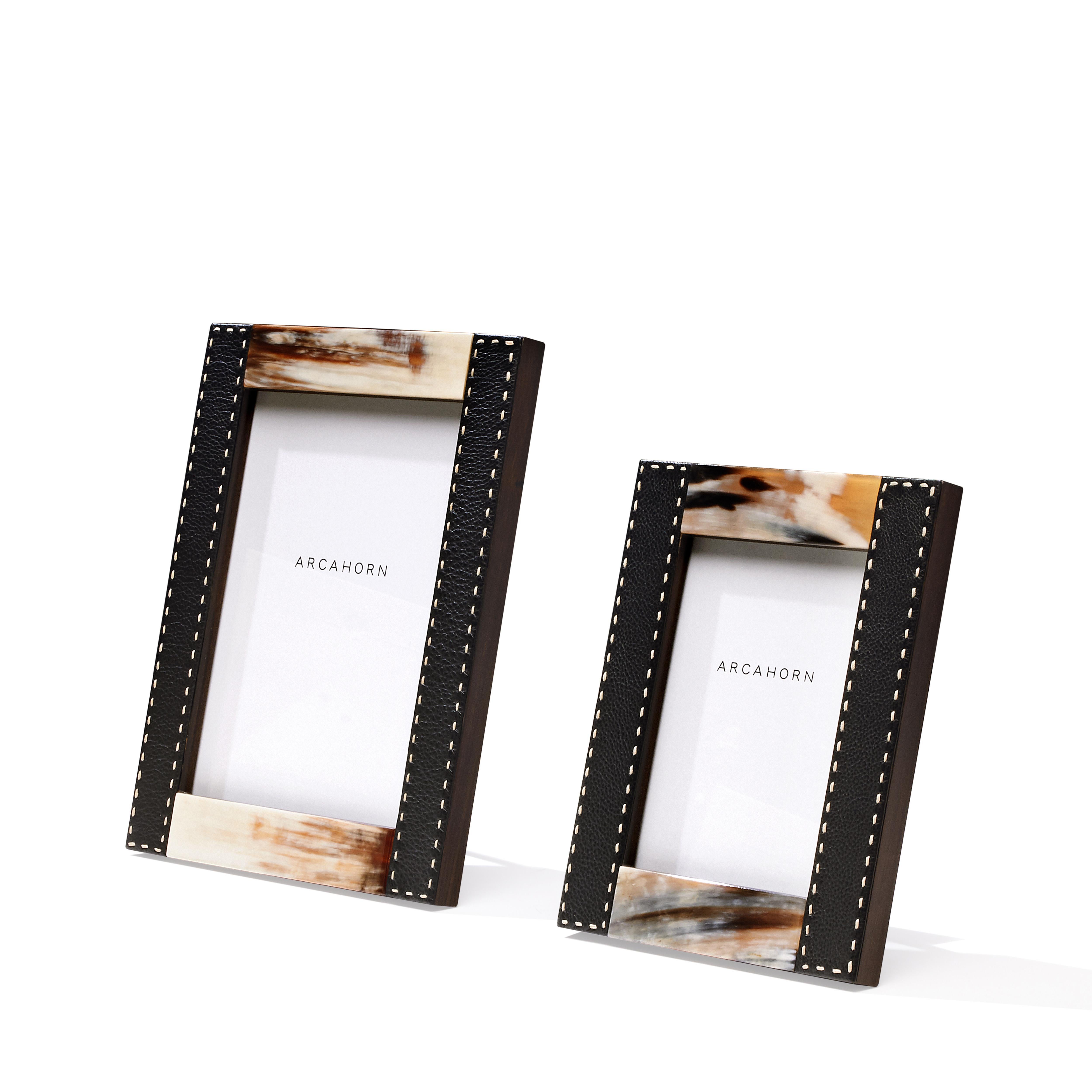 Artisan crafted using traditional techniques, our Dorotea picture frame sports unique features. Covered in Aida pebbled leather, proposed in a neutral Onyx colour, the design is further enhanced by hand-made stitching in a contrasting cream colour.