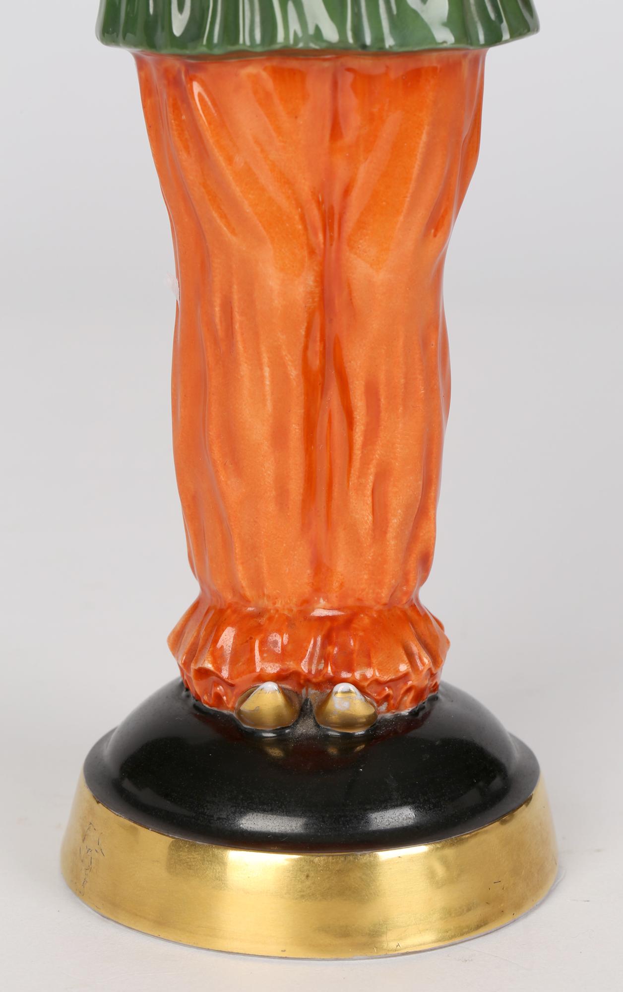 Une rare et étonnante figurine en porcelaine Art Déco Rosenthal intitulée Pierrette, conçue par la célèbre sculptrice Dorothea Charol (allemande, 1889-1963), datant d'environ 1926. Cette grande et exquise figurine sculptée repose sur un piédestal
