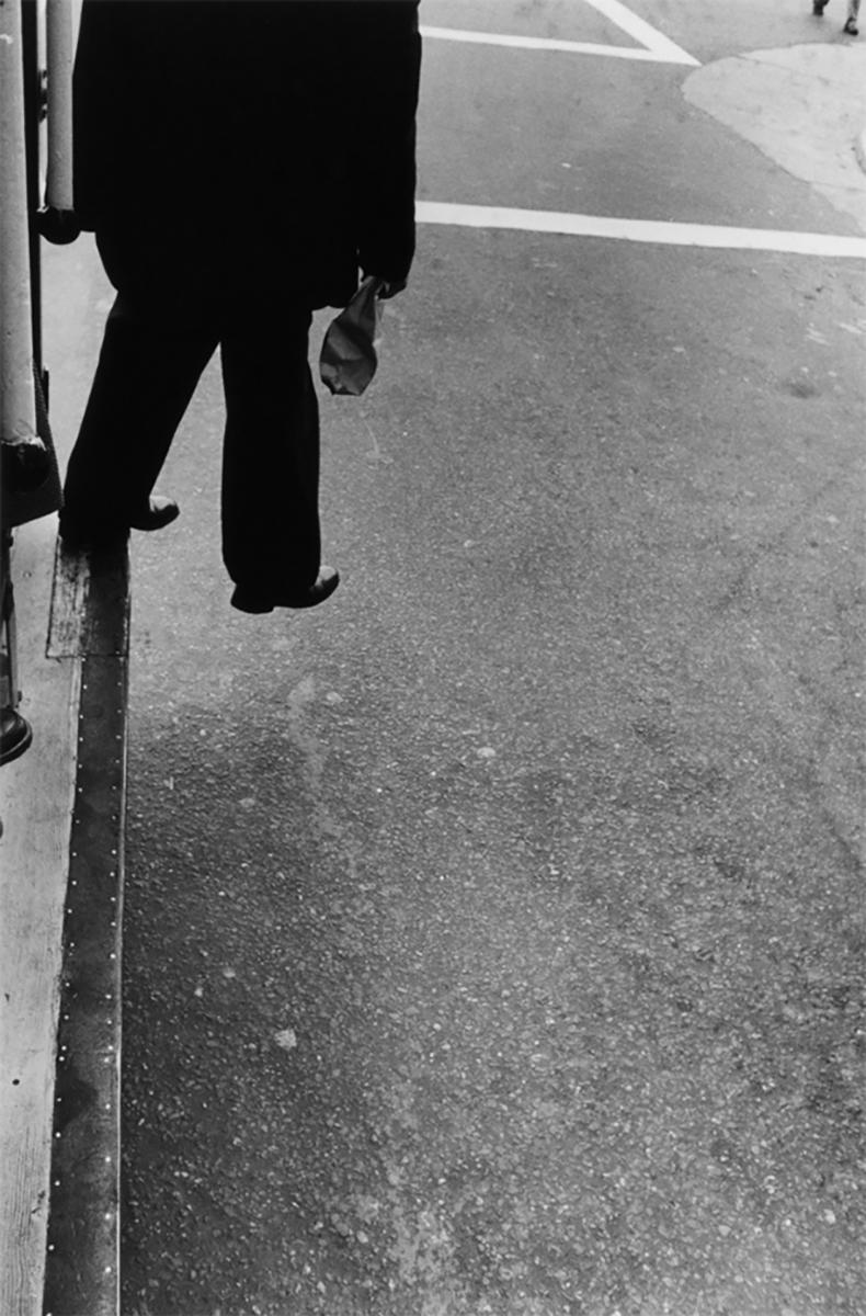 Black and White Photograph Dorothea Lange - Stepping Off, Little Man, San Francisco, Californie
