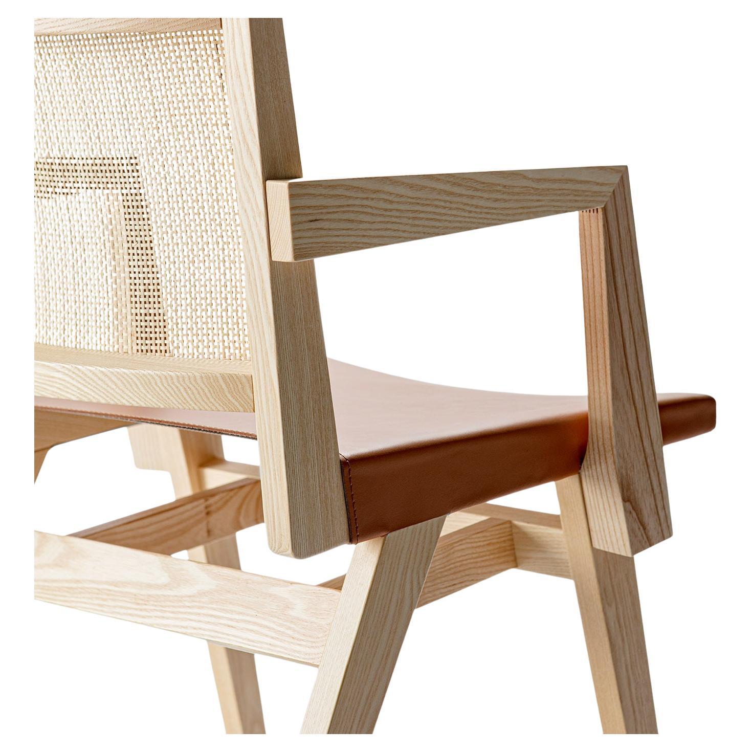 The new Dorothea chair combines a design with an essential character with the iconic rattan weaving of the backrest. The whole family is made up of a chair, armchair and stool made of ash wood with a straw-covered back inside a wooden frame and a