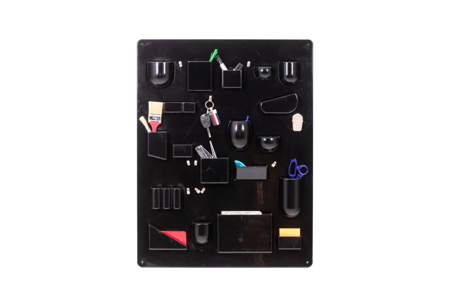 Empty pocket, or wall shelf, in molded ABS plastic, black. Storage of various sizes and shapes, allowing you to store various objects or accessories. Metal hooks and clips.

German work realized in 1969.

 