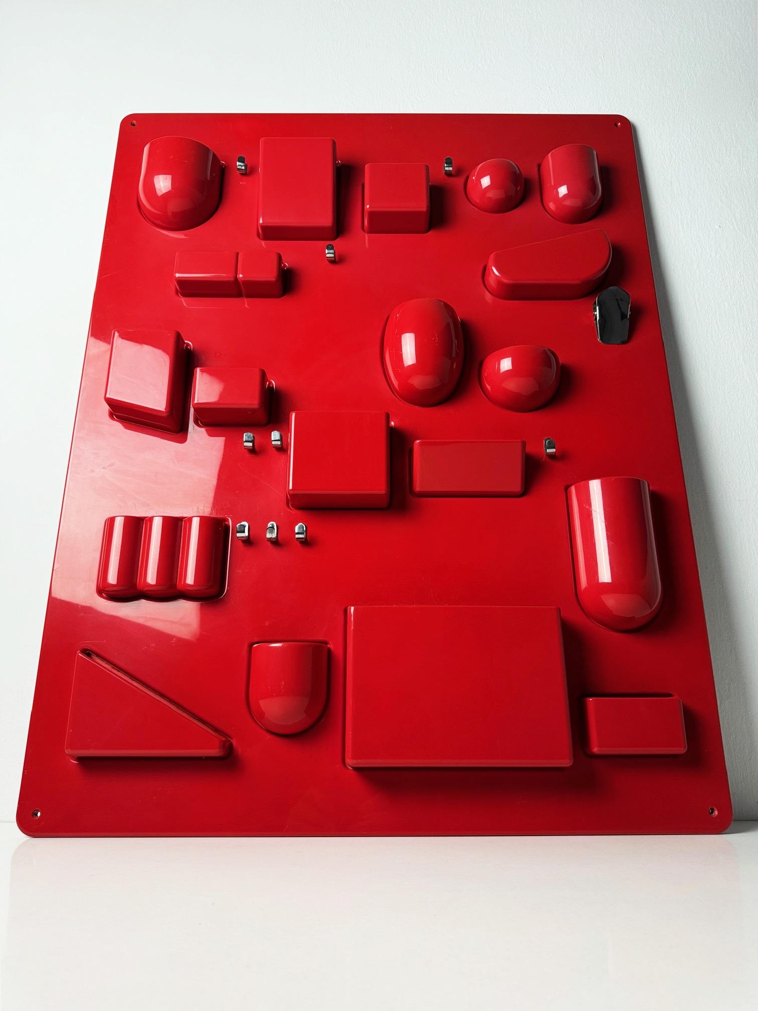 Dorothee Becker Uten.Silo (1969): Eine funktionale Ikone des modernen Designs

Das Uten.Silo, 1969 von Dorothee Becker entworfen, ist eine Ikone des Organisationsdesigns, die Form und Funktion auf eindrucksvolle Weise verbindet. Der von Ingo Maurer