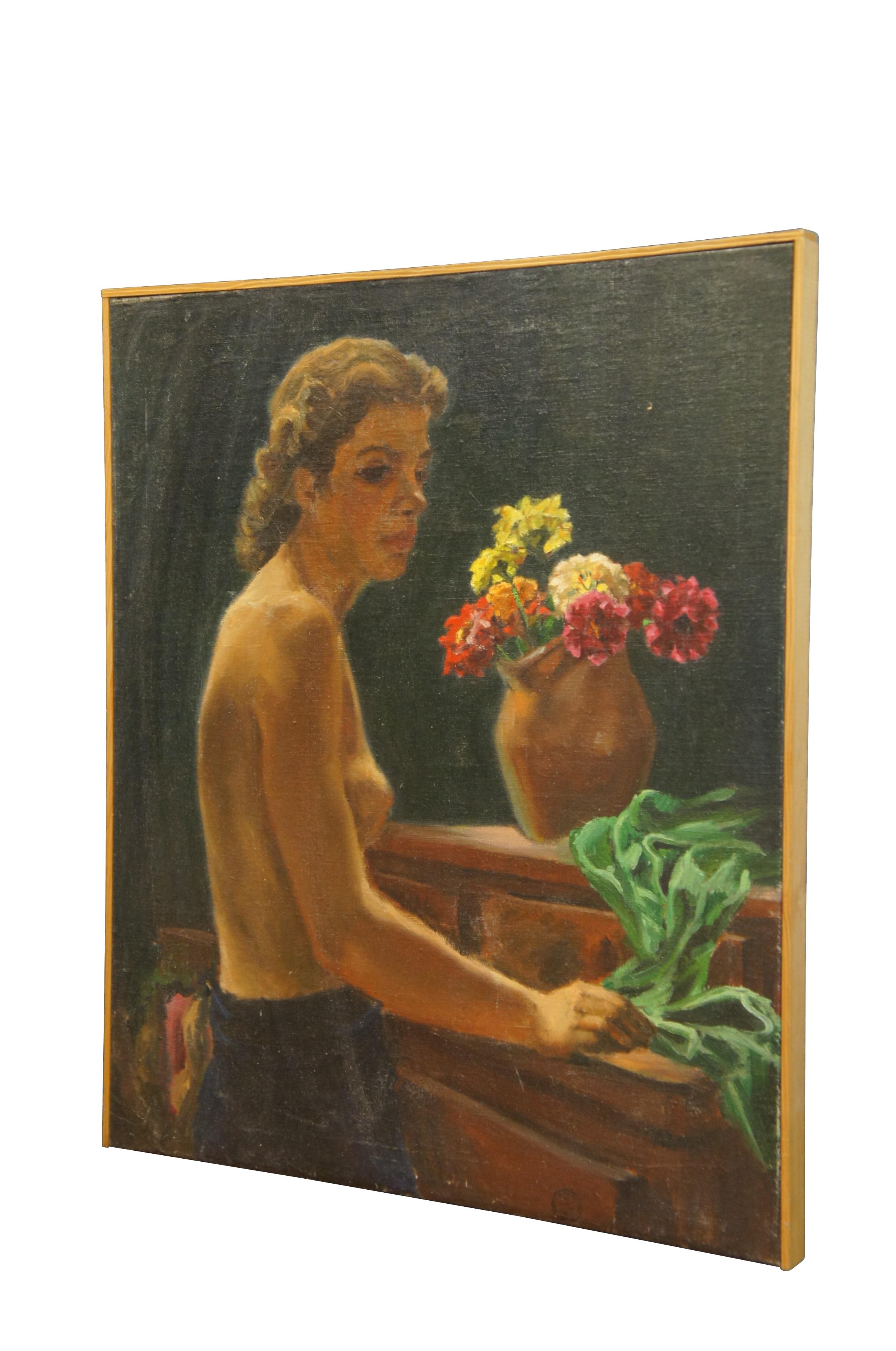 Peinture à l'huile sur toile du milieu du siècle représentant une femme aux cheveux bruns, torse nu, tirant une chemise verte d'une commode en bois surmontée d'un vase de fleurs. Tampon sur le bord inférieur : 