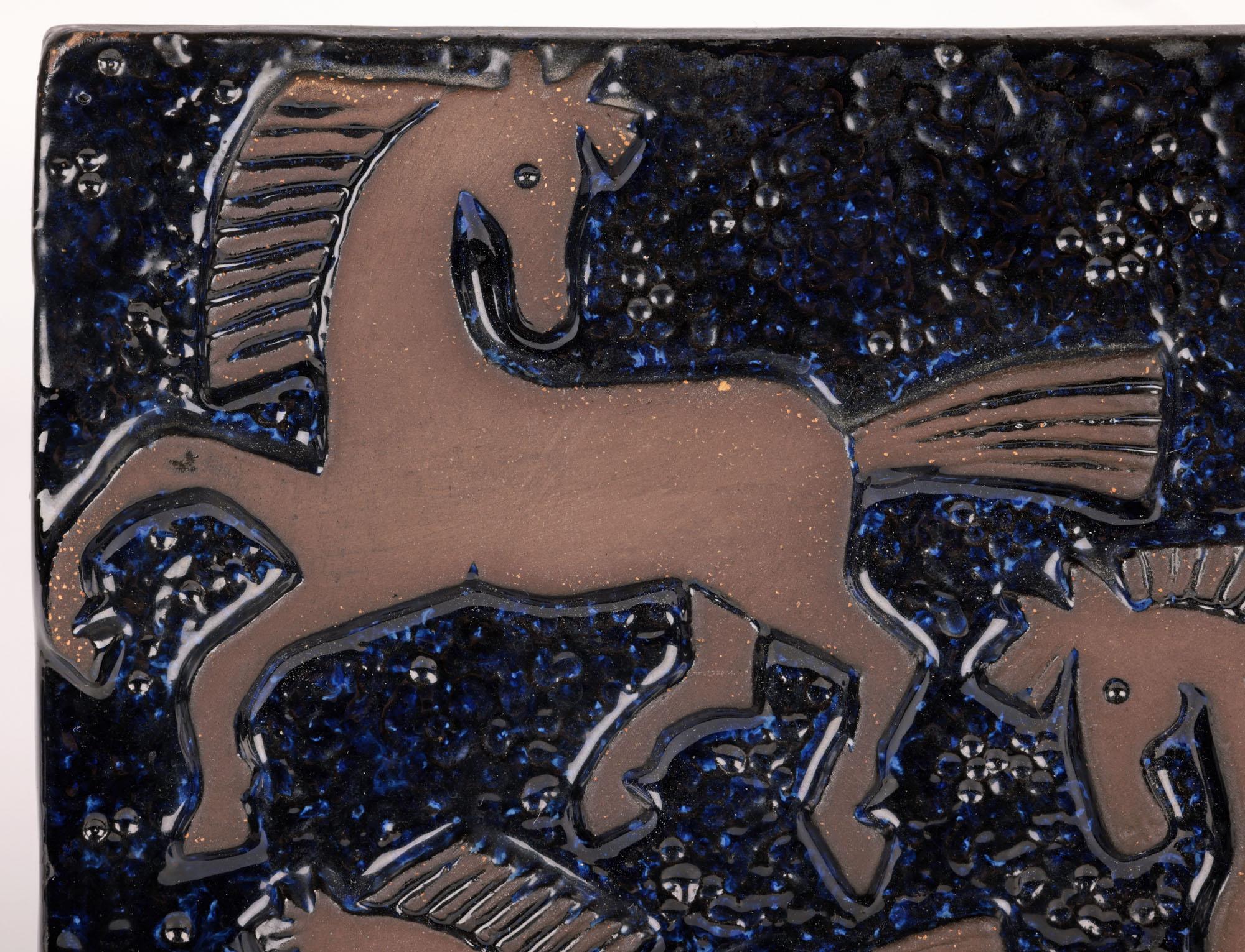 Fin du 20e siècle Plaque murale suédoise Upsala-Ekeby chevaux Dorothy Clough  en vente