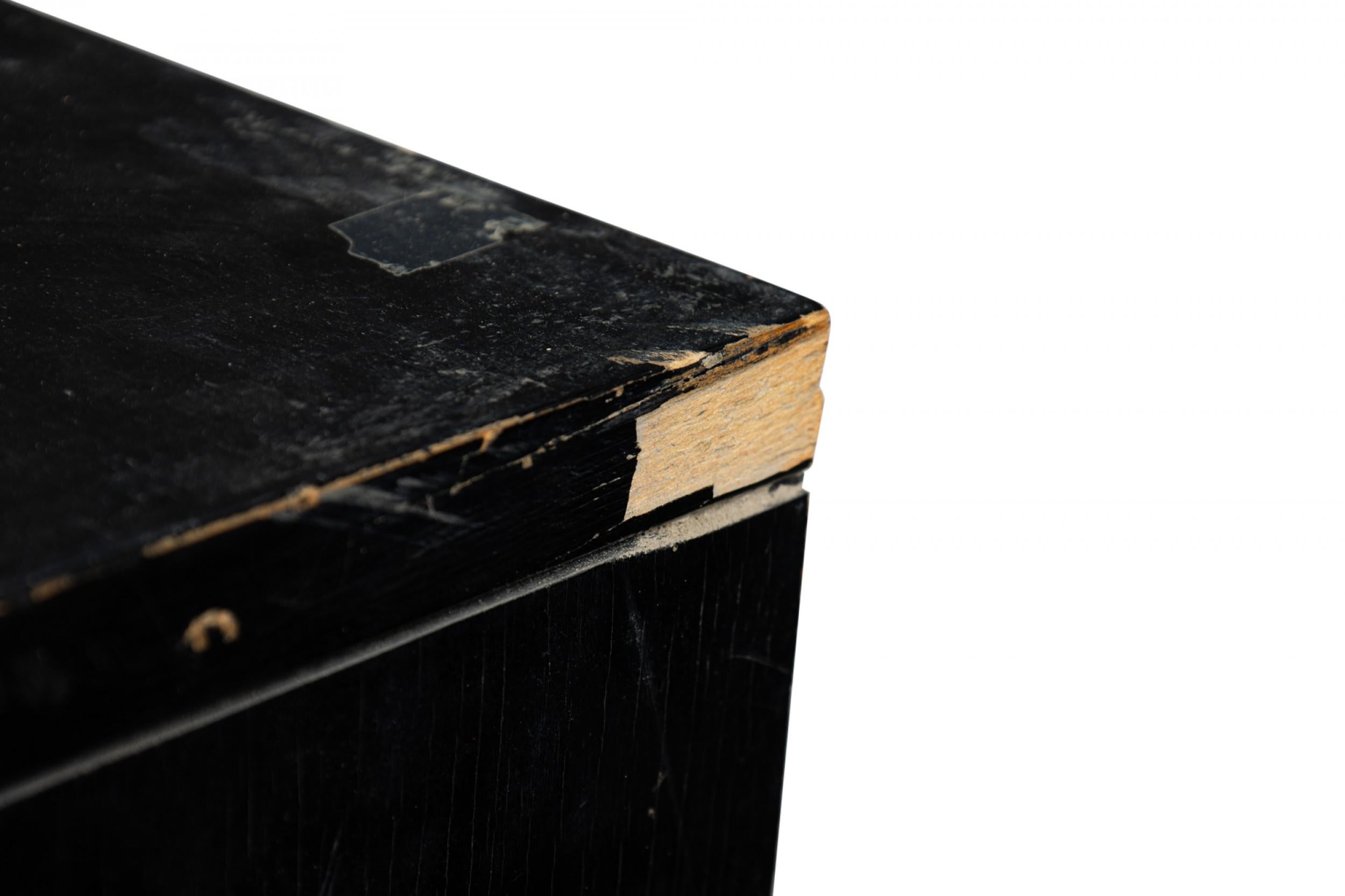 Dorothy Draper Pecho Americano de Mediados de Siglo Pintado de Negro con Detalles Dorados de 3 Cajones Madera dorada