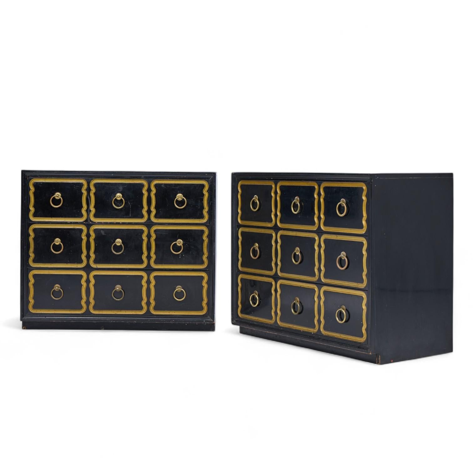 Americano Dorothy Draper España Hollywood Regency Cassettiera nera e oro - Coppia in vendita